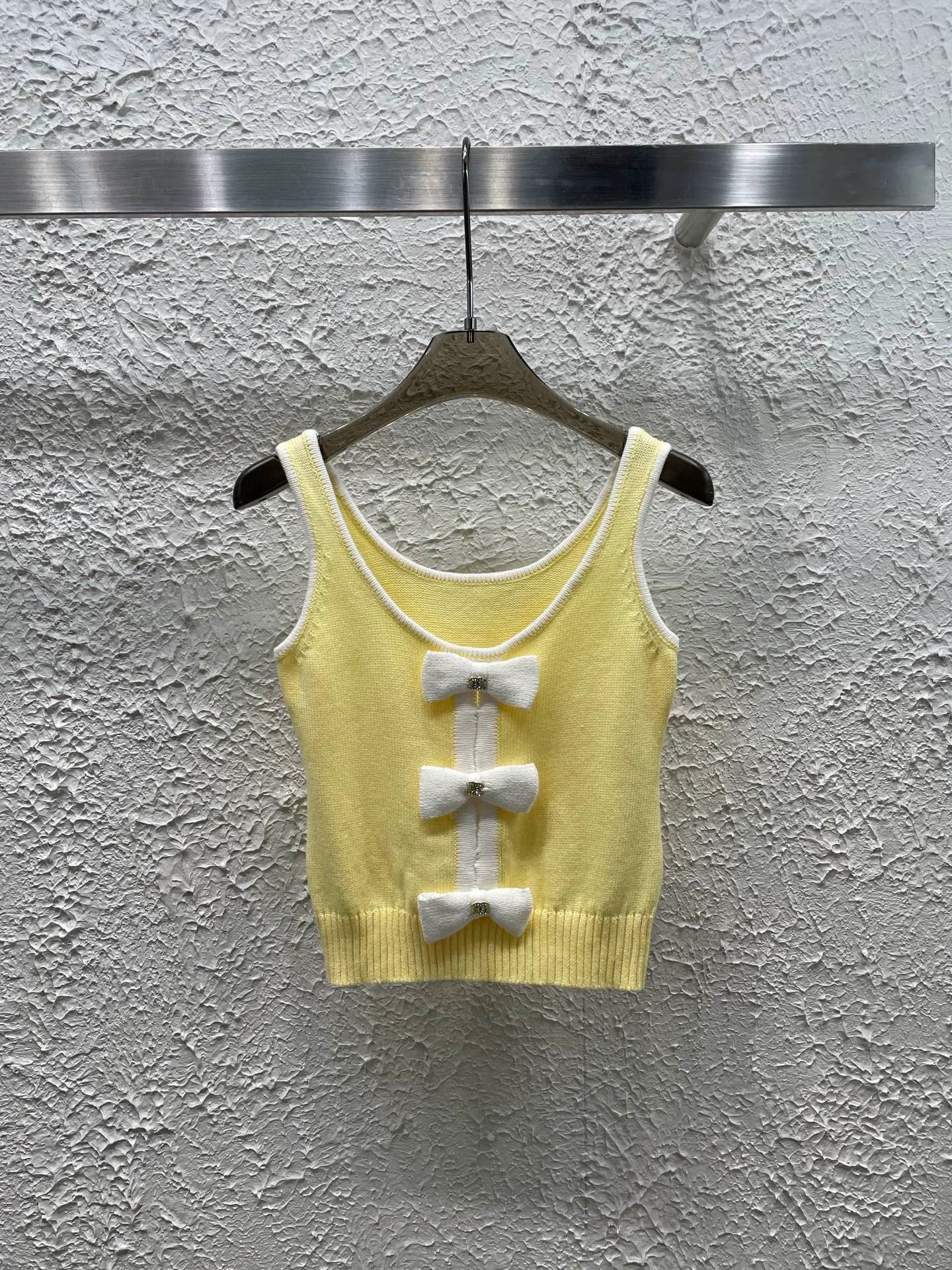 25 Bow Knit Vest
