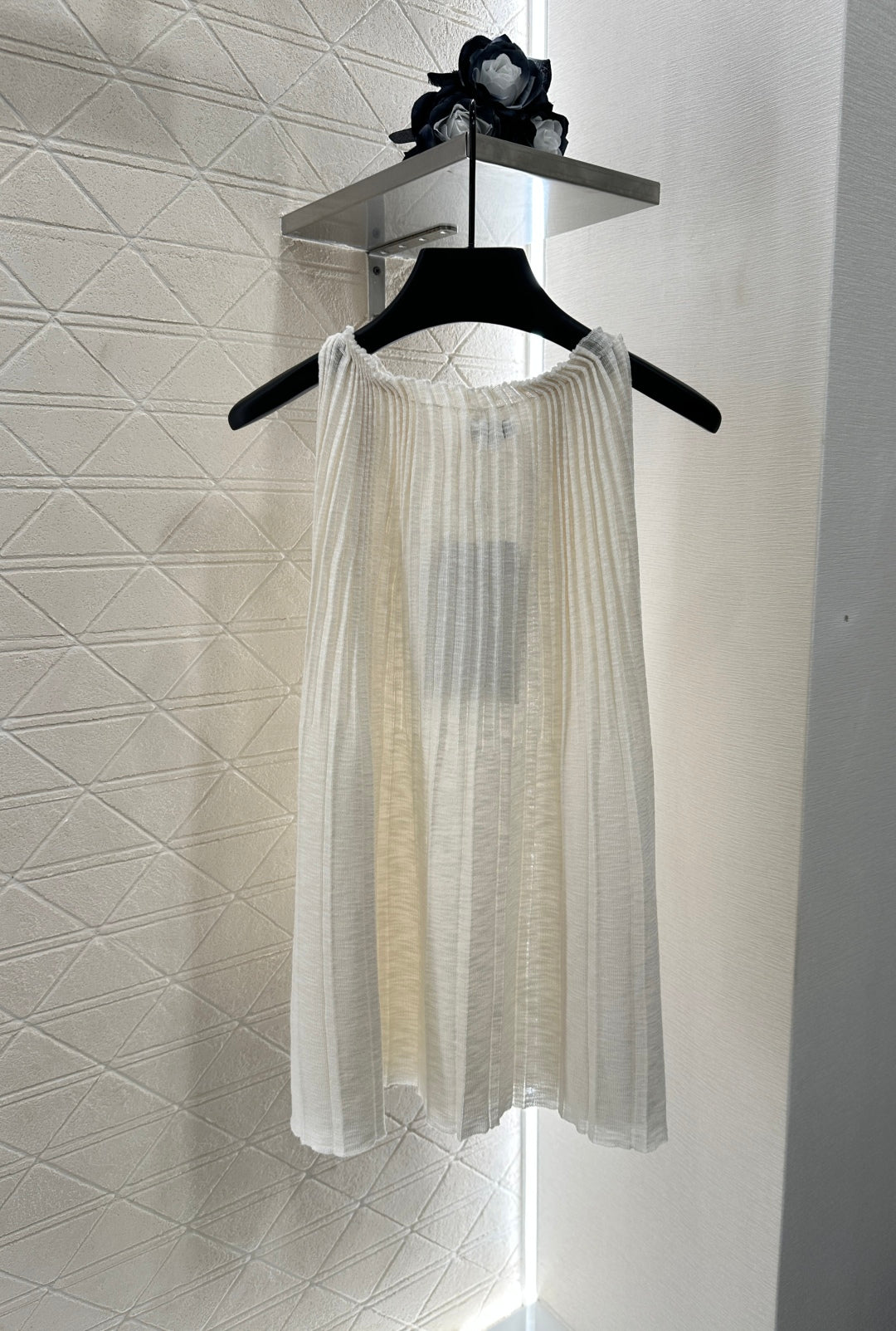 Halter neck pleated knitted vest