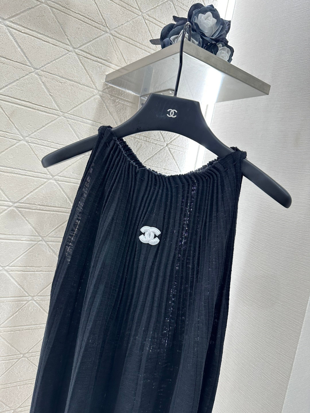 Halter neck pleated knitted vest