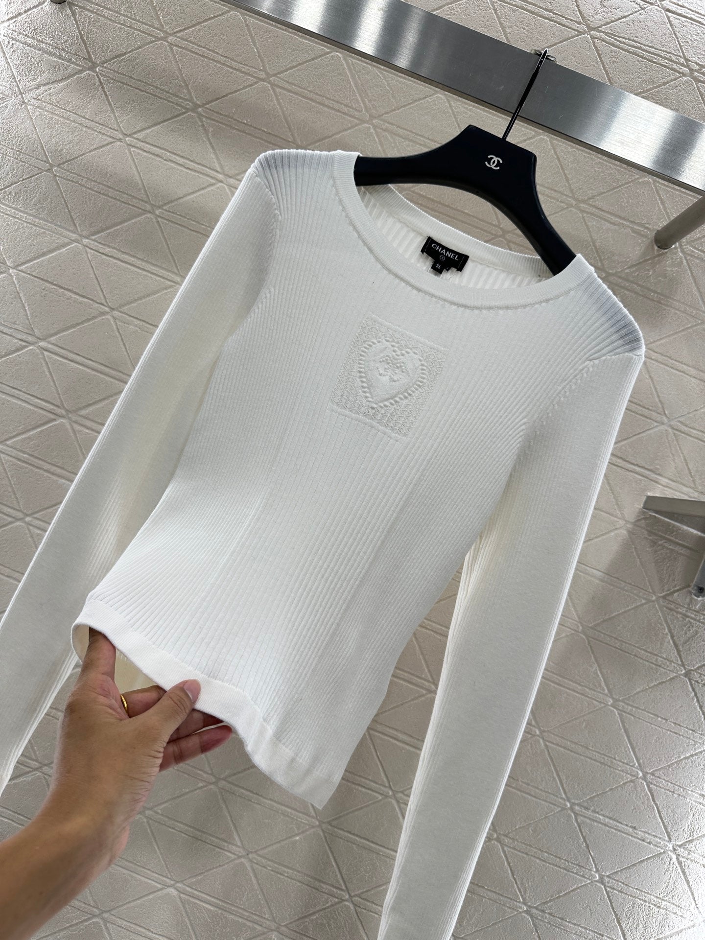 Heart-shaped knitted long-sleeved top