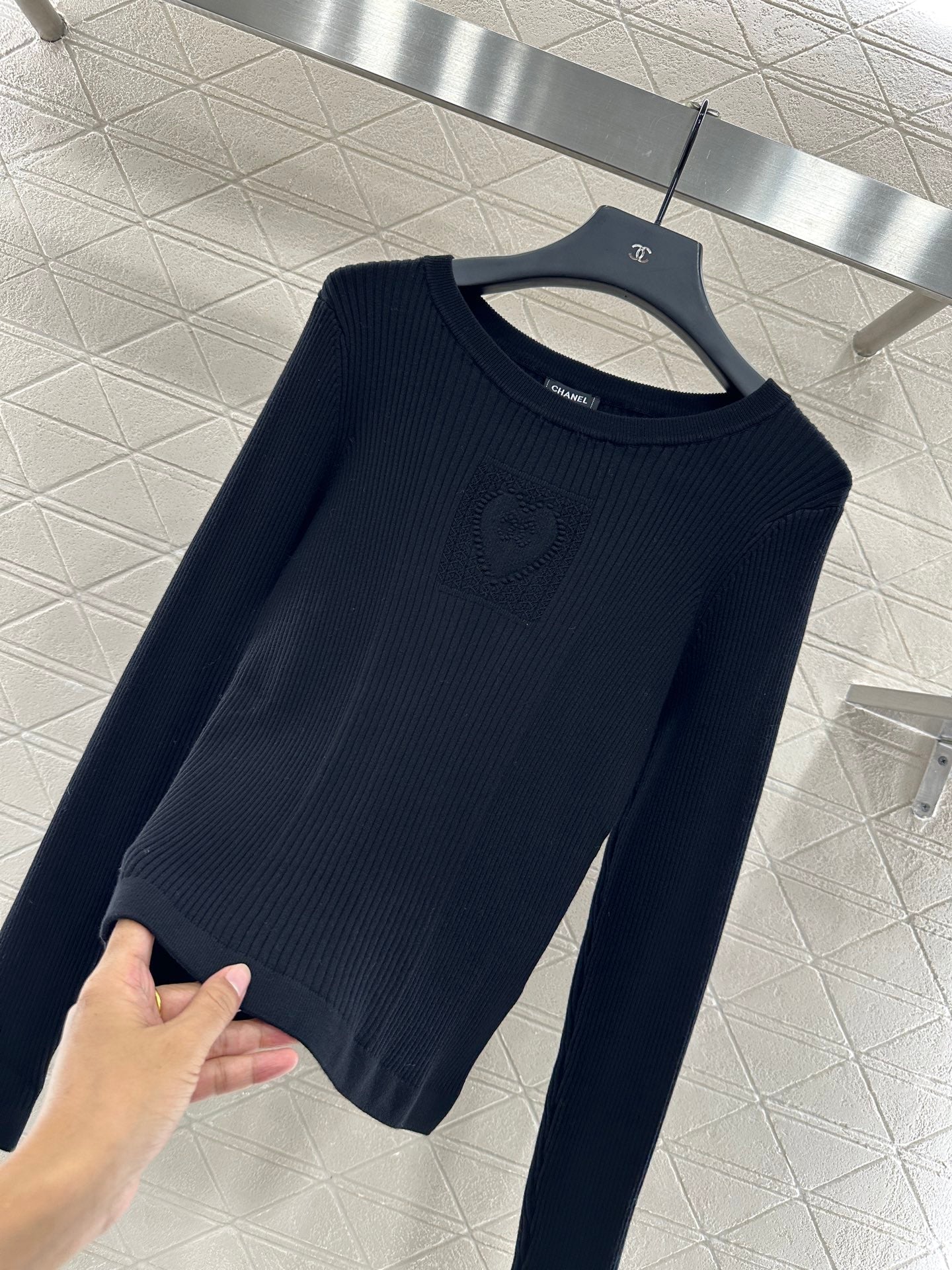 Heart-shaped knitted long-sleeved top