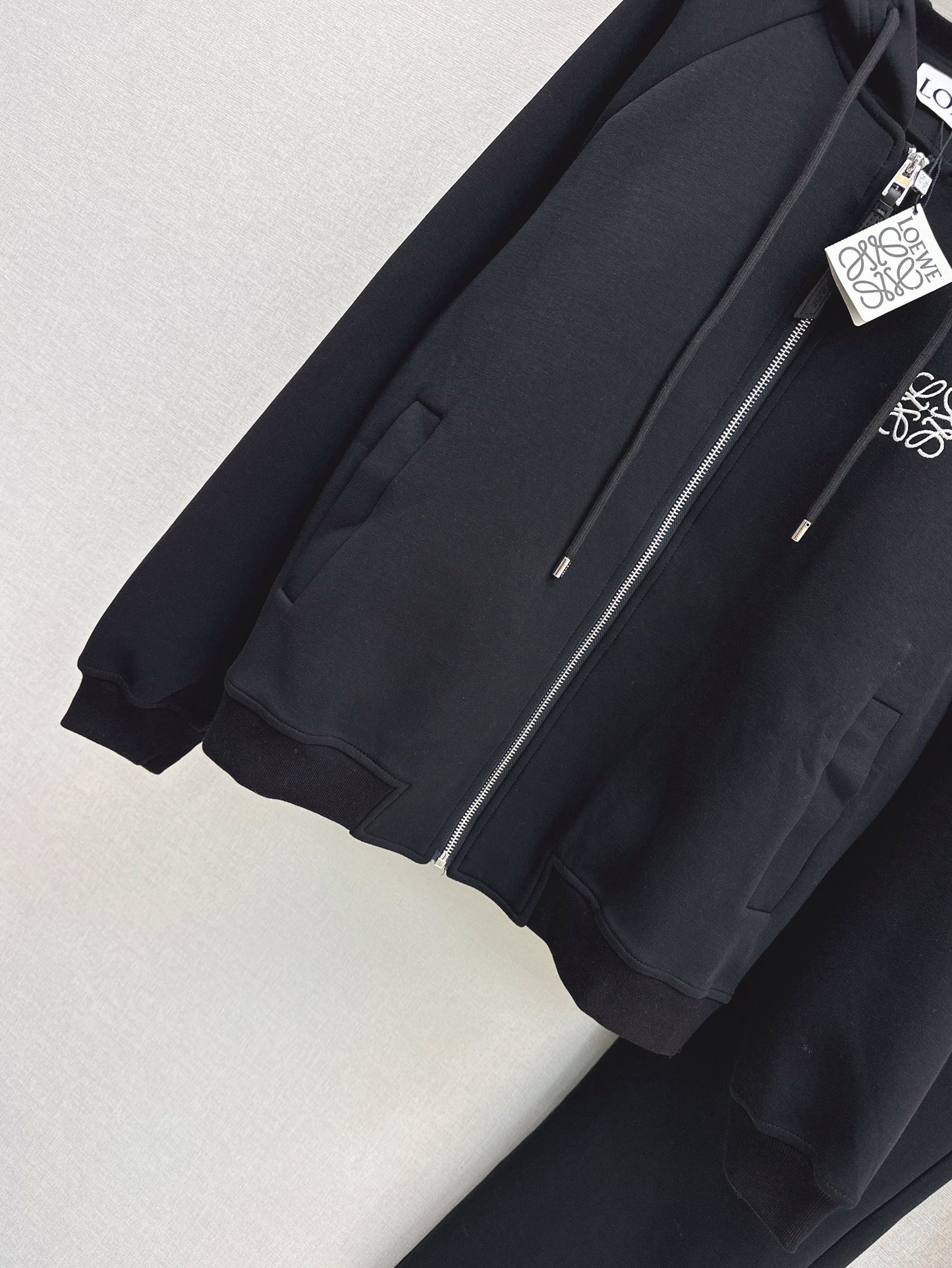 Loose-fitting hooded jacket and trousers