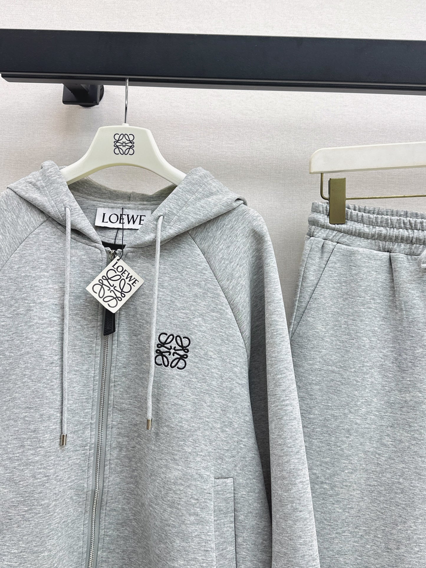 Loose-fitting hooded jacket and trousers