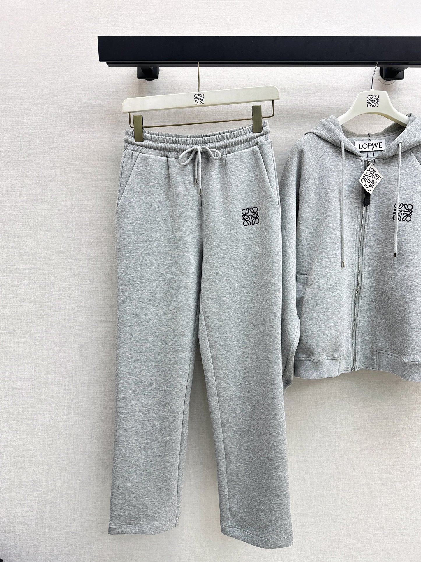 Loose-fitting hooded jacket and trousers