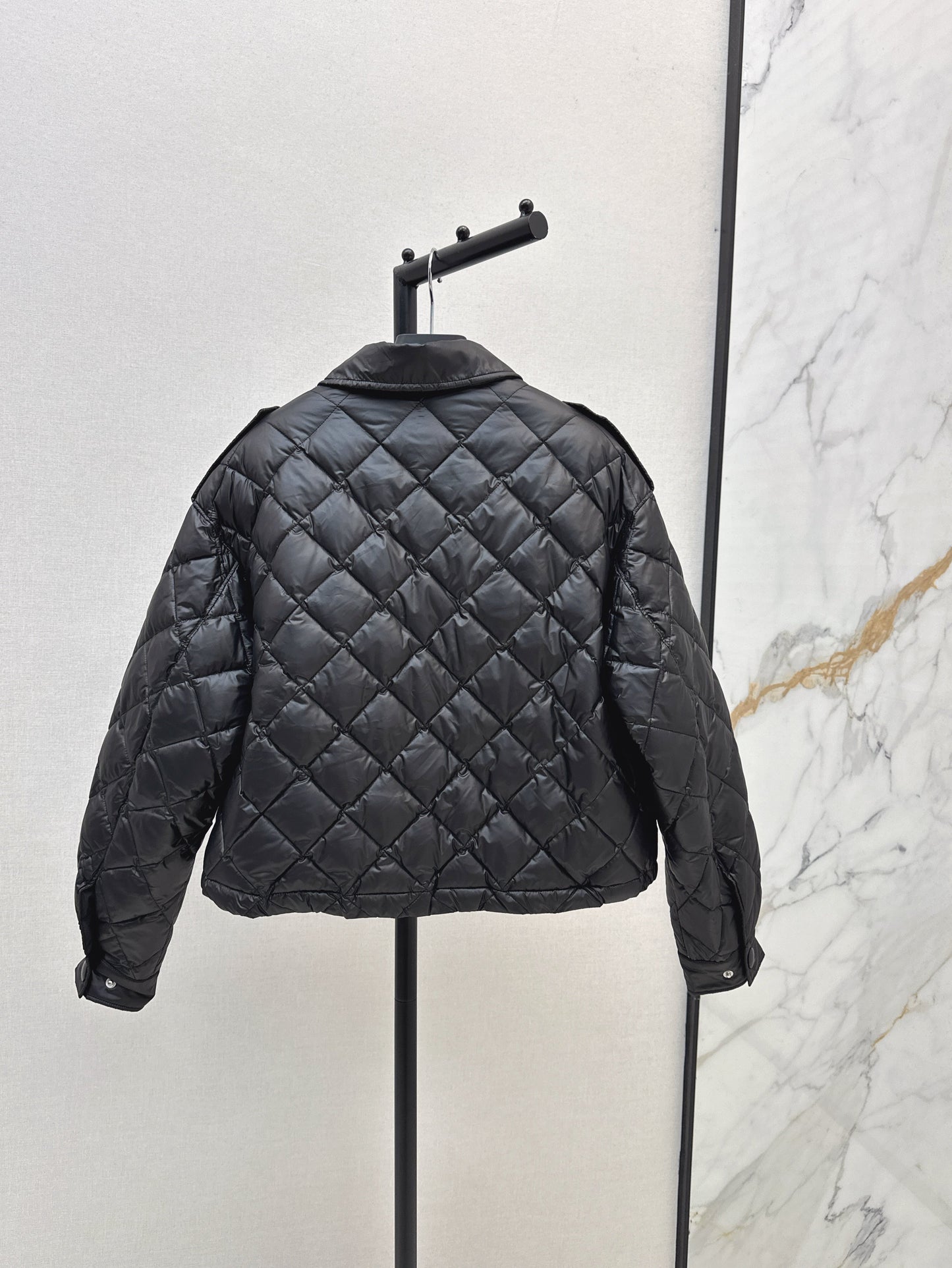 Diamond-patterned lapel short down jacket