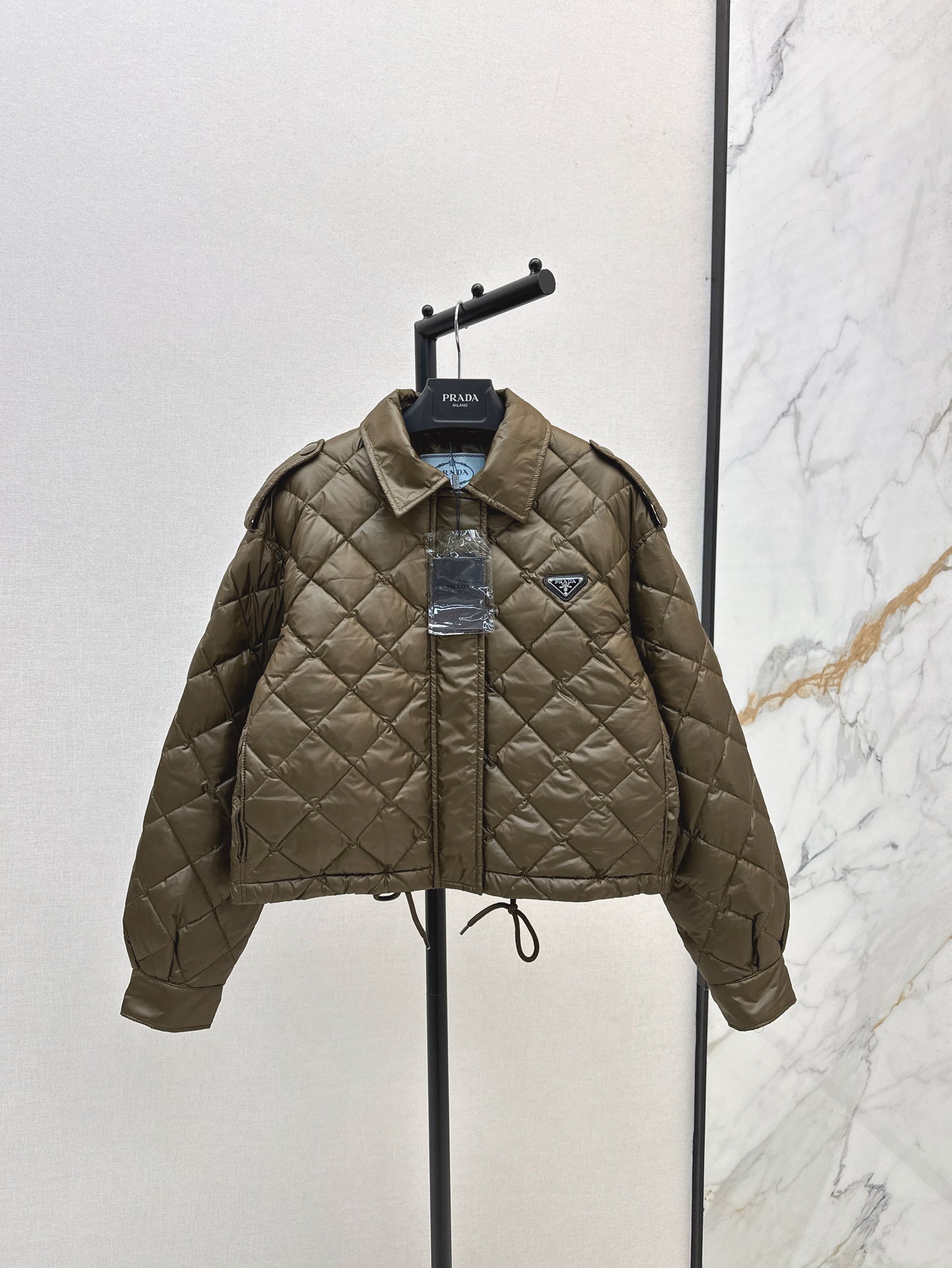 Diamond-patterned lapel short down jacket