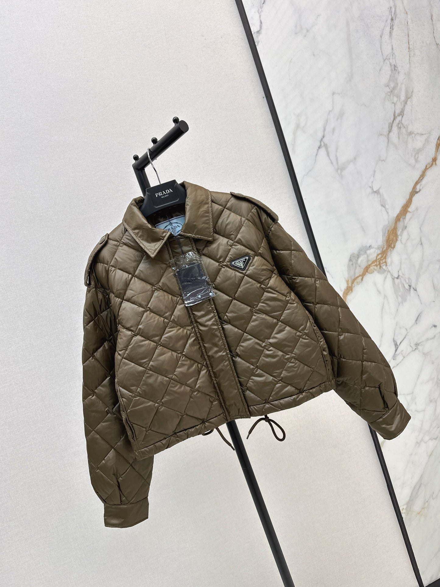 Diamond-patterned lapel short down jacket