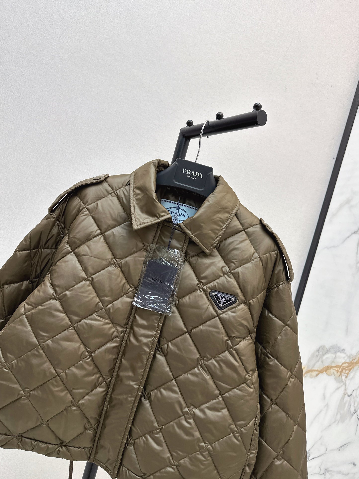 Diamond-patterned lapel short down jacket