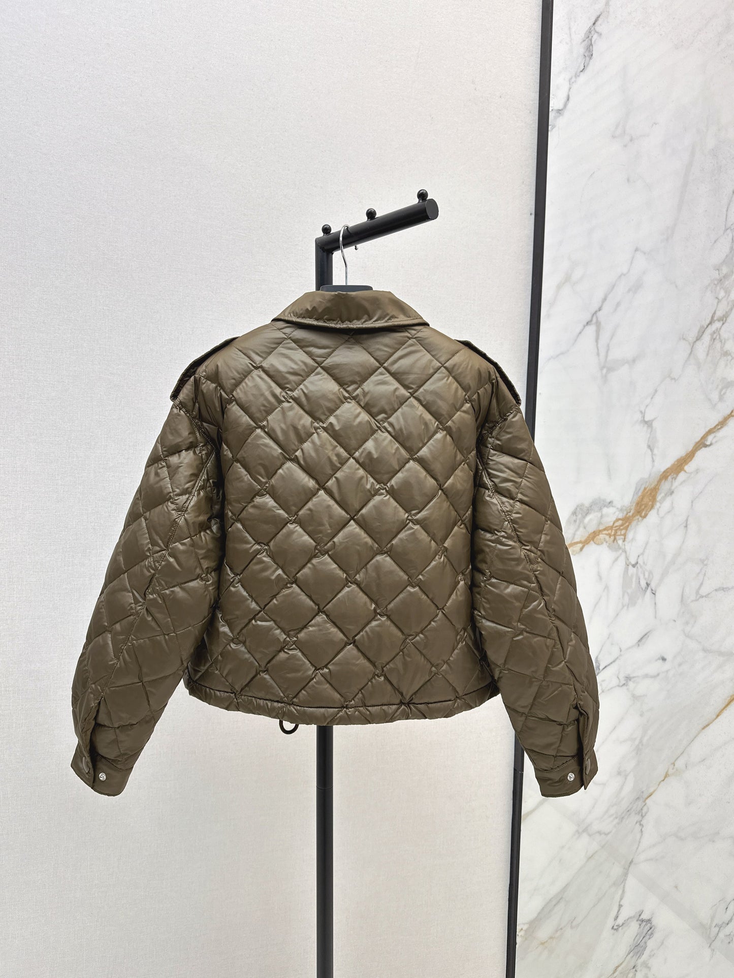 Diamond-patterned lapel short down jacket