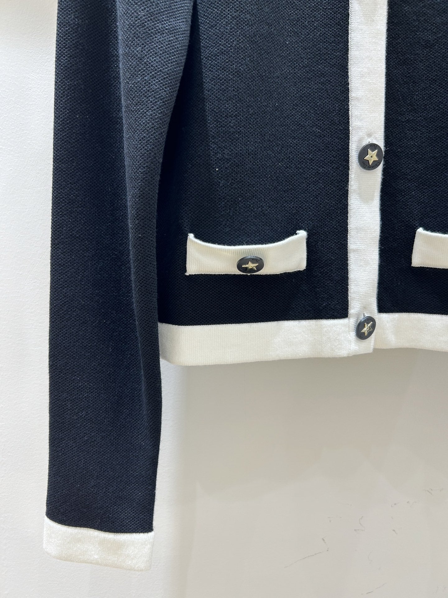 25 black and white colorblock knitted cardigan