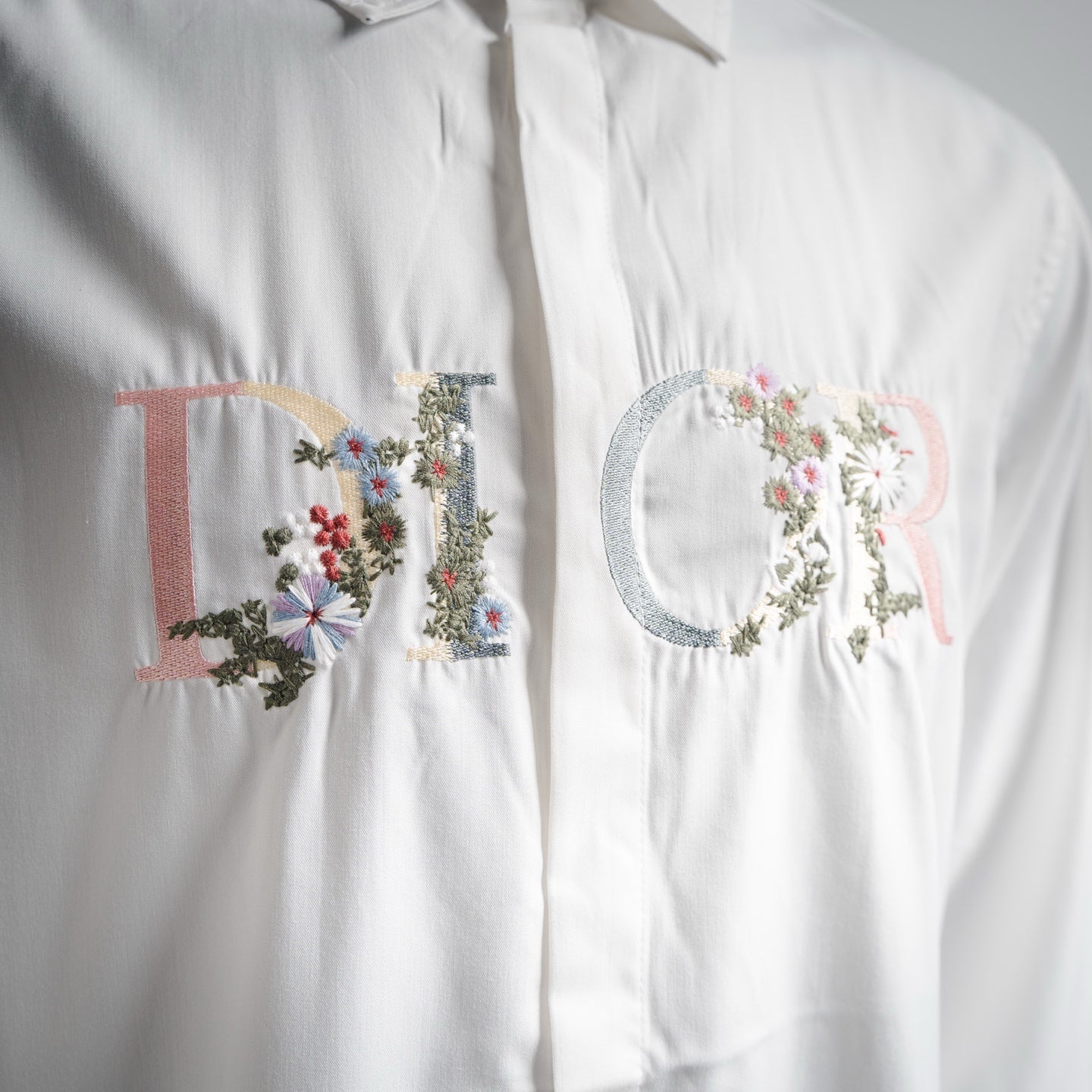 25 Gradient Floral Embroidered Long-Sleeved Shirt