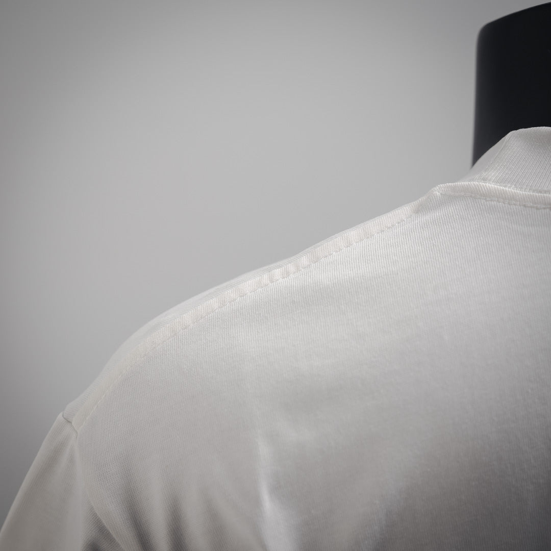 25ss's new early spring short-sleeved T-shirt with a pixelated, foamed logo print.
