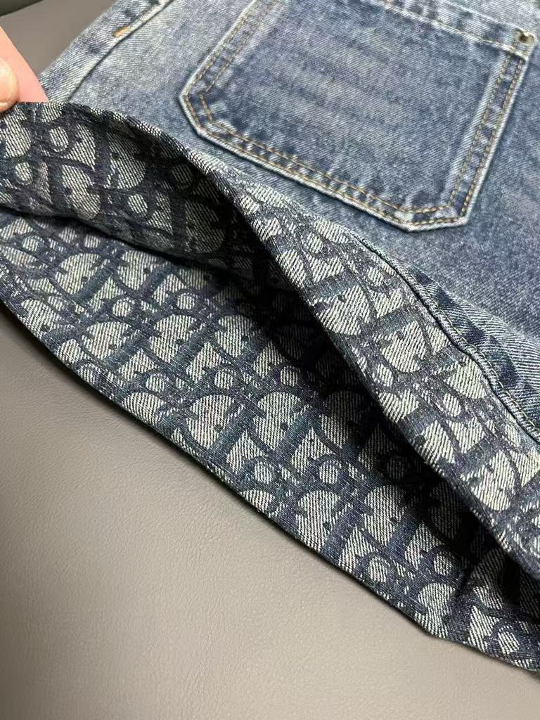 Gradient printed hemmed jeans