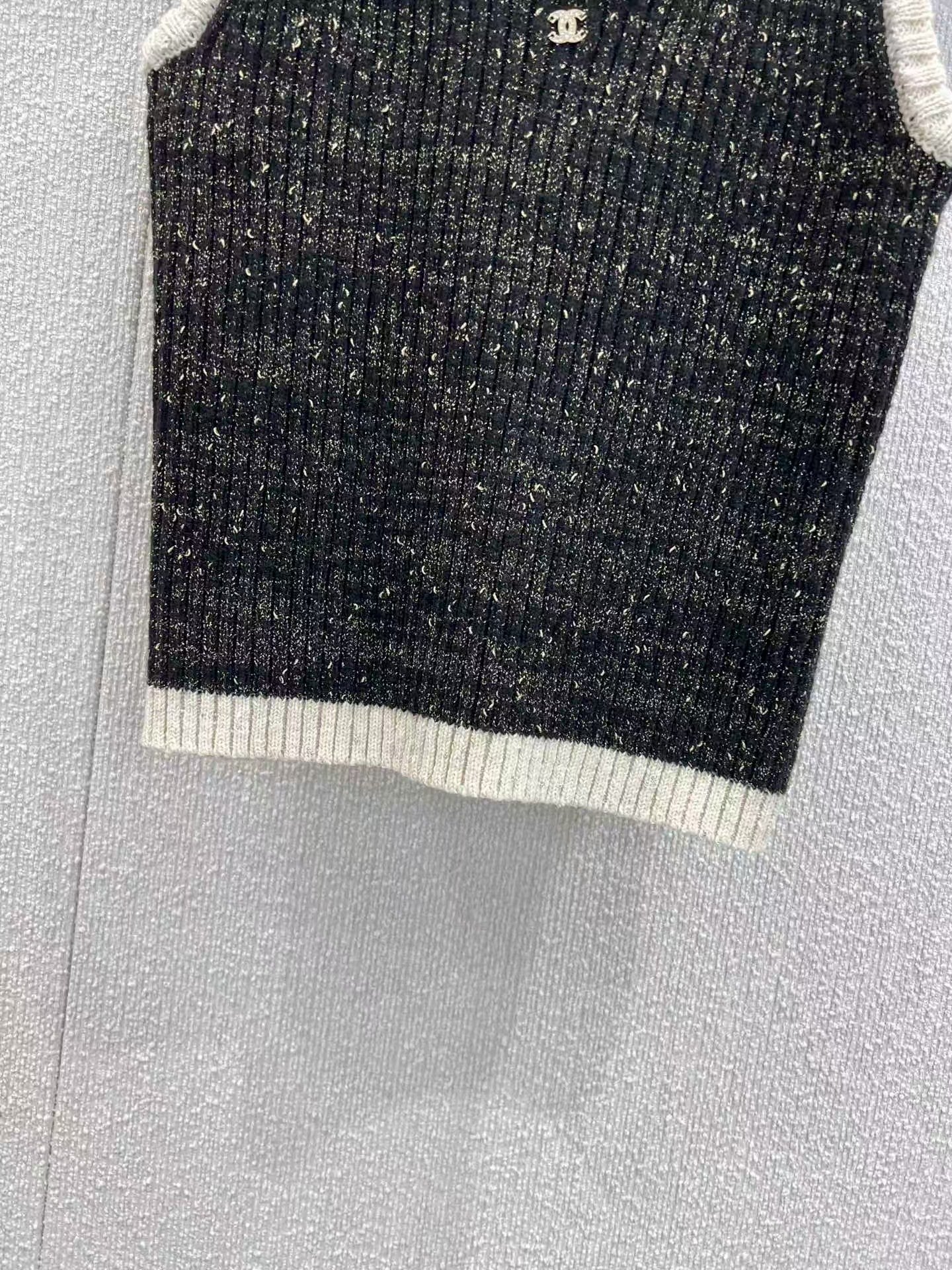 New hidden-design slim-fit knit vest