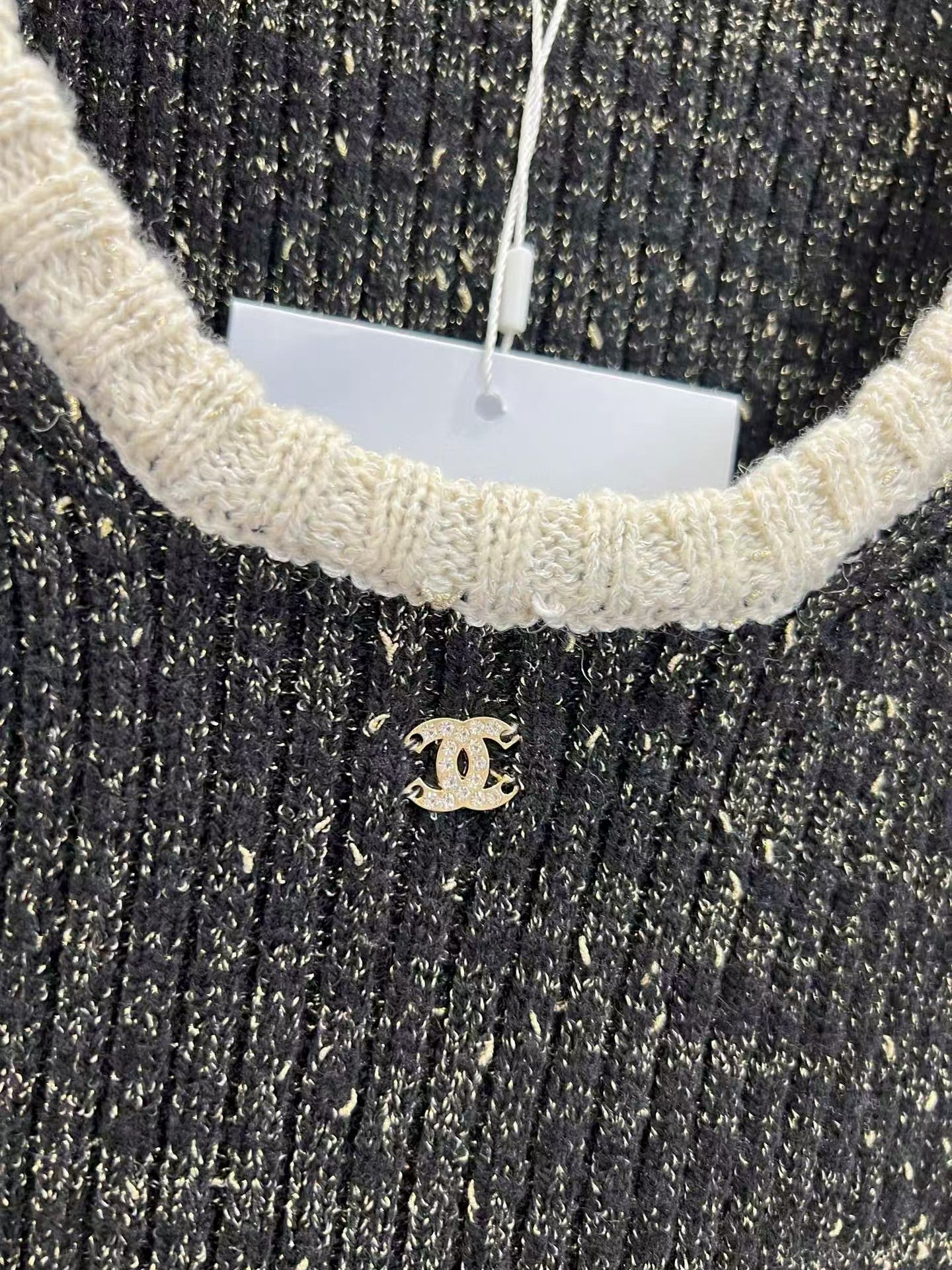 New hidden-design slim-fit knit vest