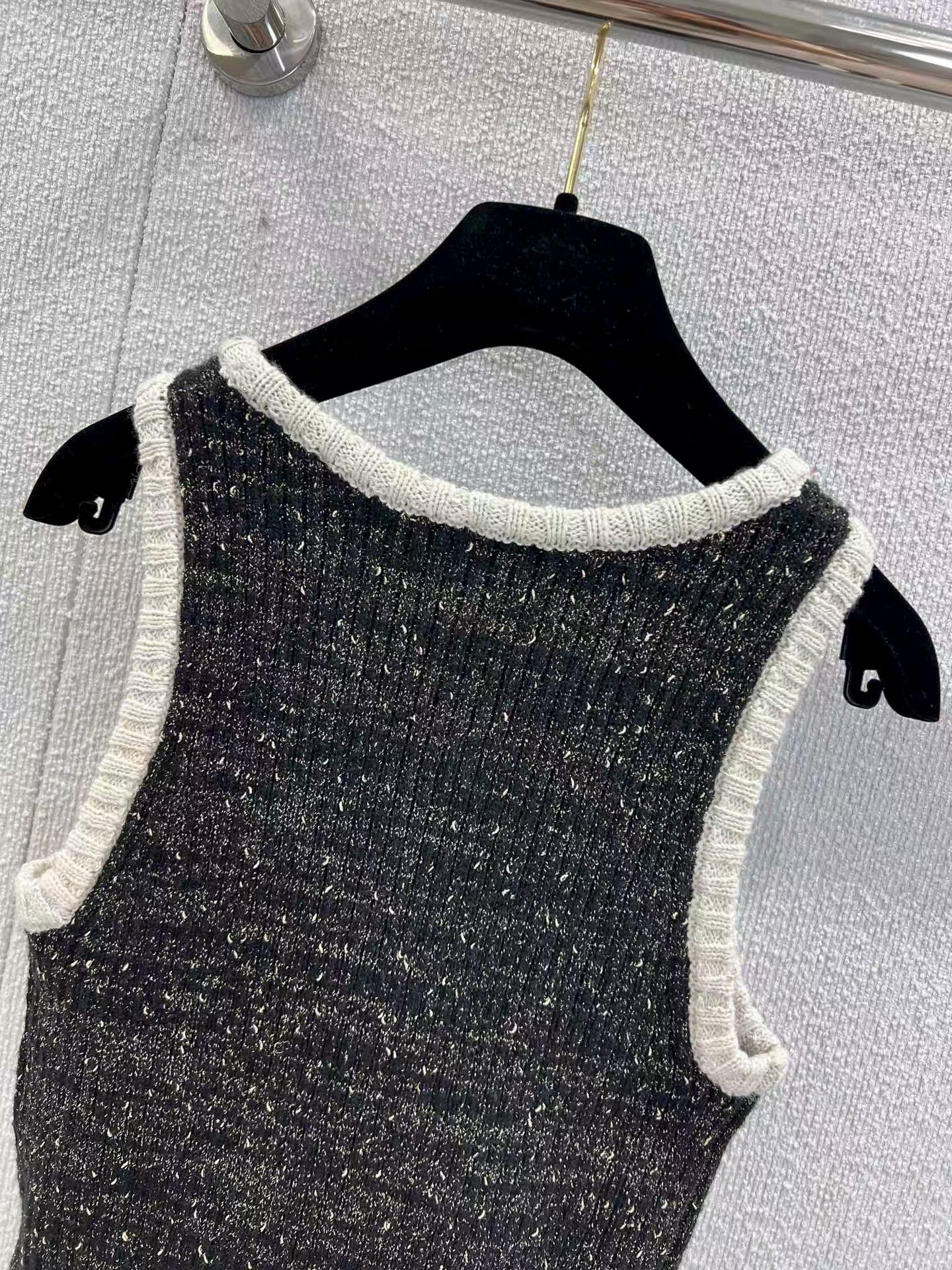 New hidden-design slim-fit knit vest