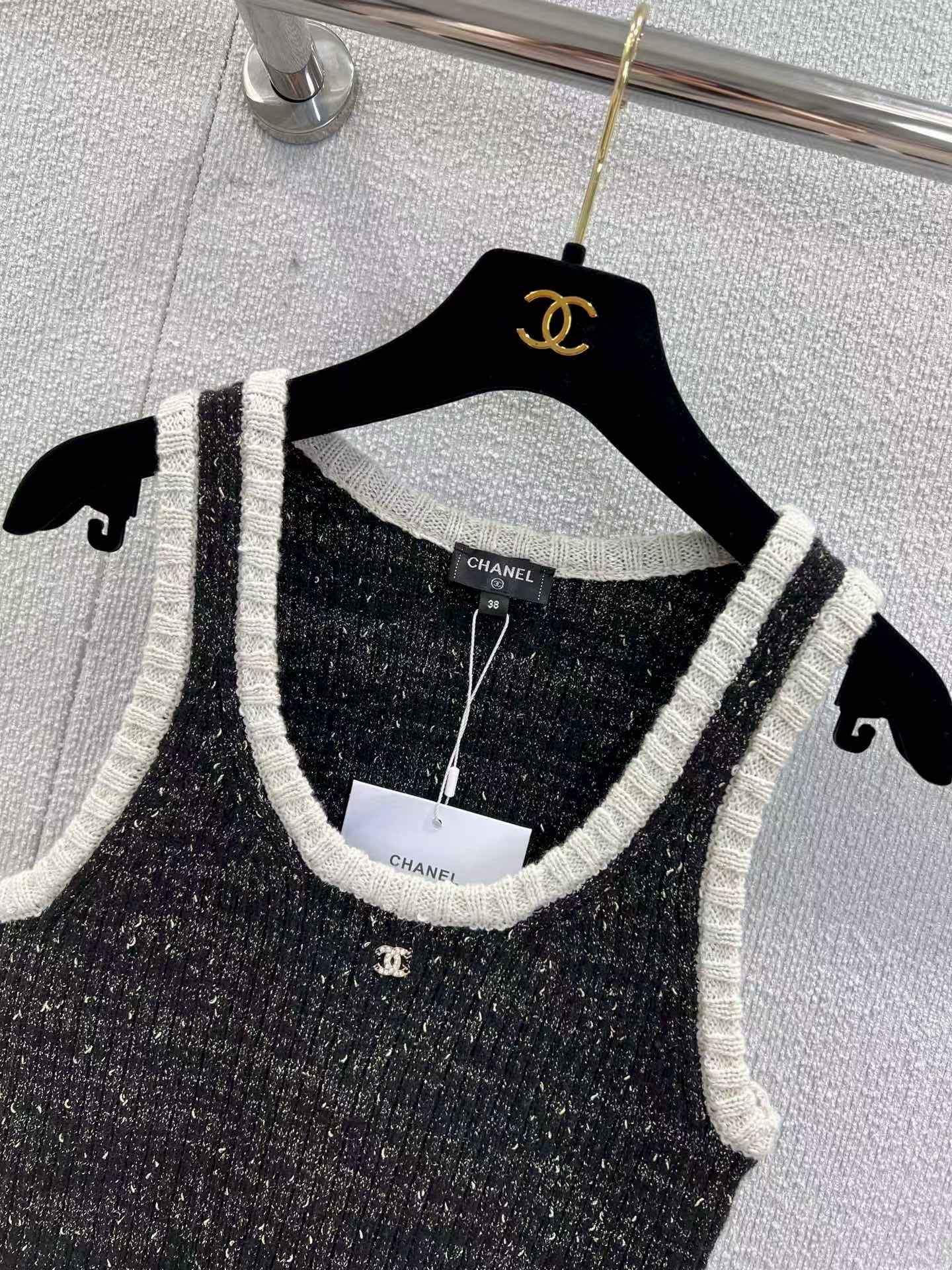 New hidden-design slim-fit knit vest