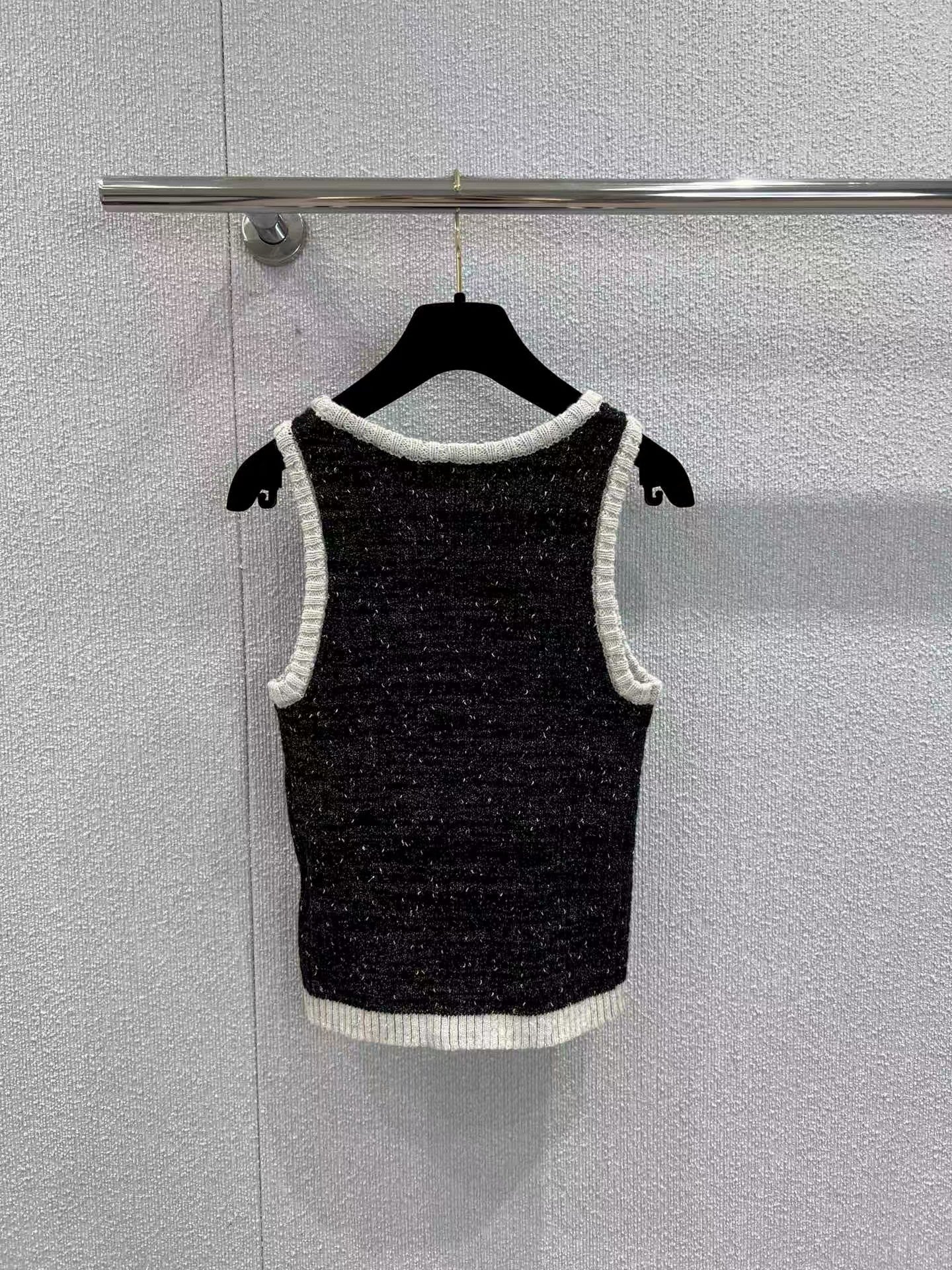 New hidden-design slim-fit knit vest