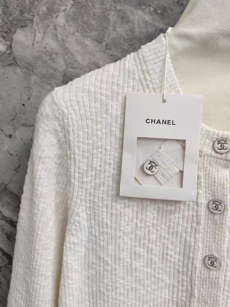 25 new white knitted cardigan