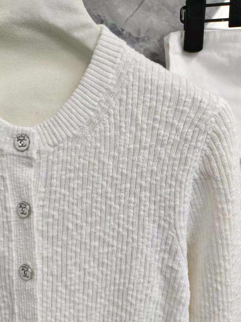 25 new white knitted cardigan