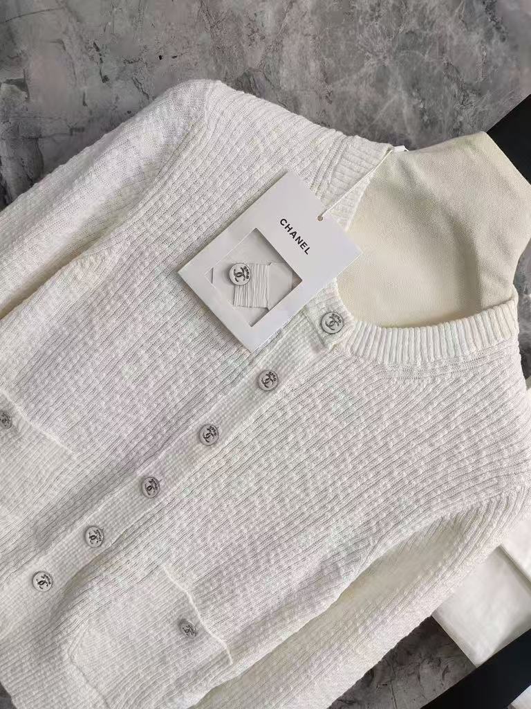 25 new white knitted cardigan