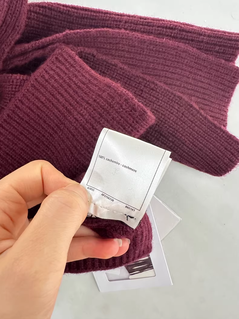 Cashmere knitted scarf