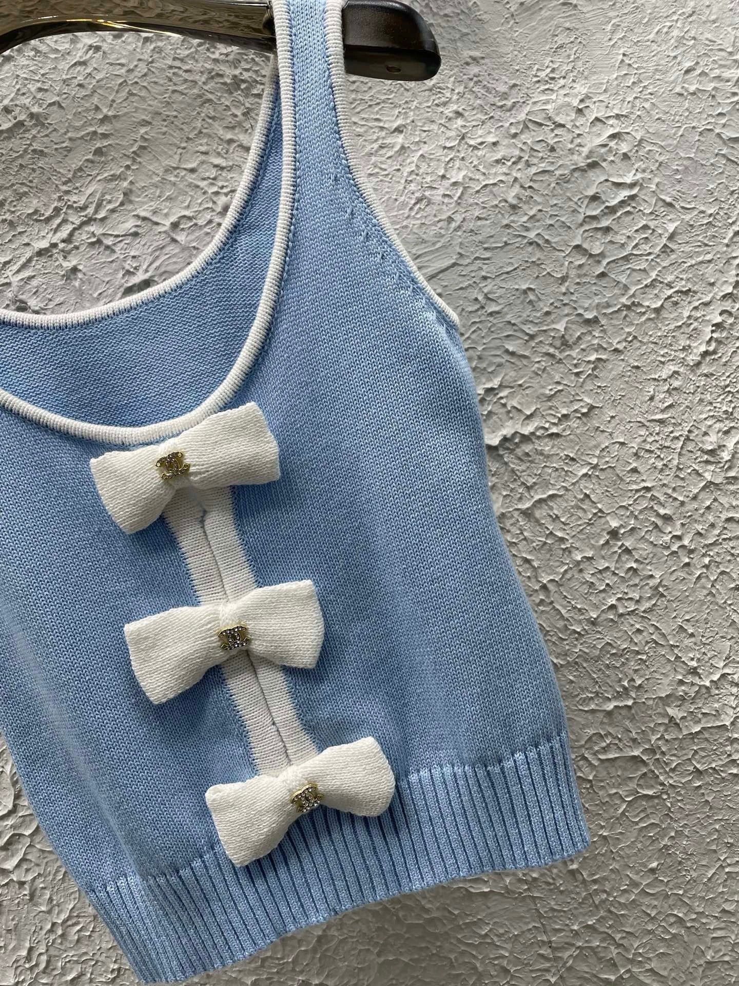 25 Bow Knit Vest