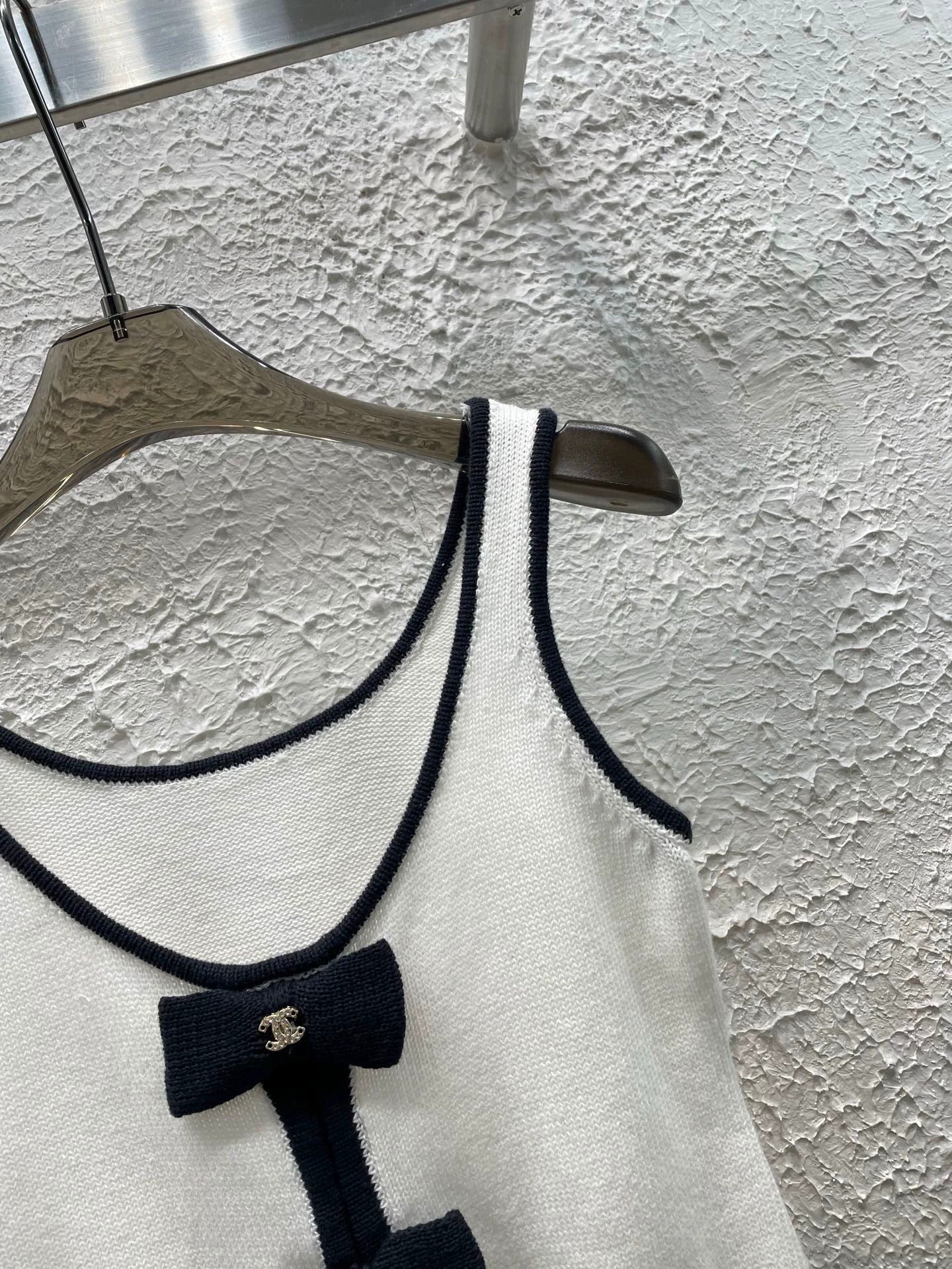 25 Bow Knit Vest