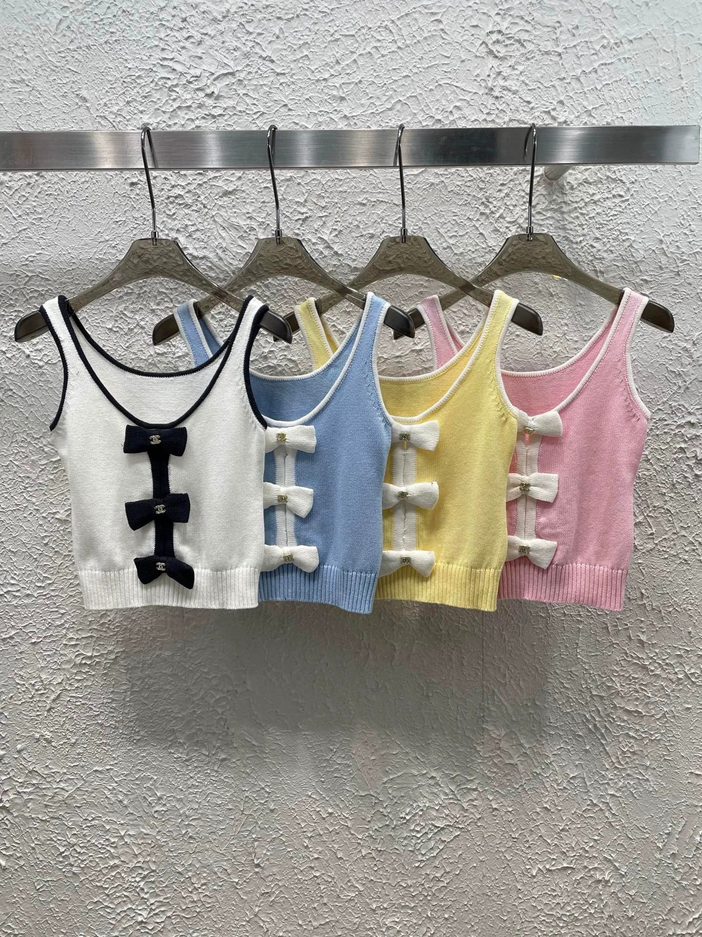 25 Bow Knit Vest