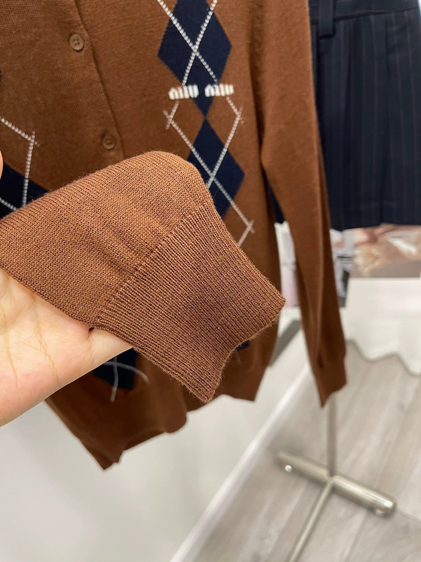 25ss coffee color diamond round neck long sleeve cardigan