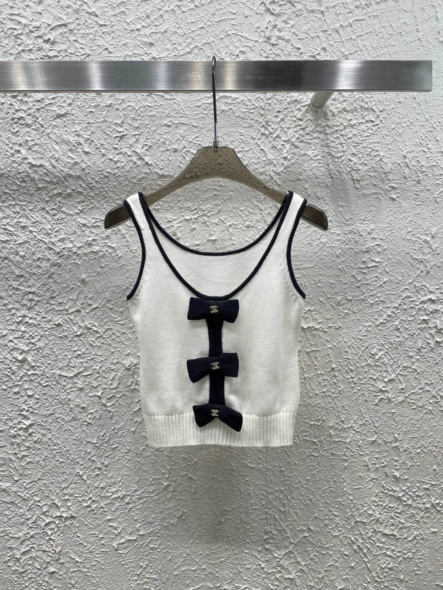 25 Bow Knit Vest