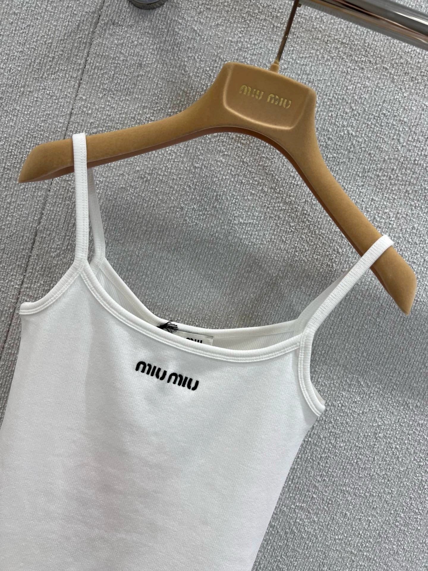 25 Lettering embroidered camisole