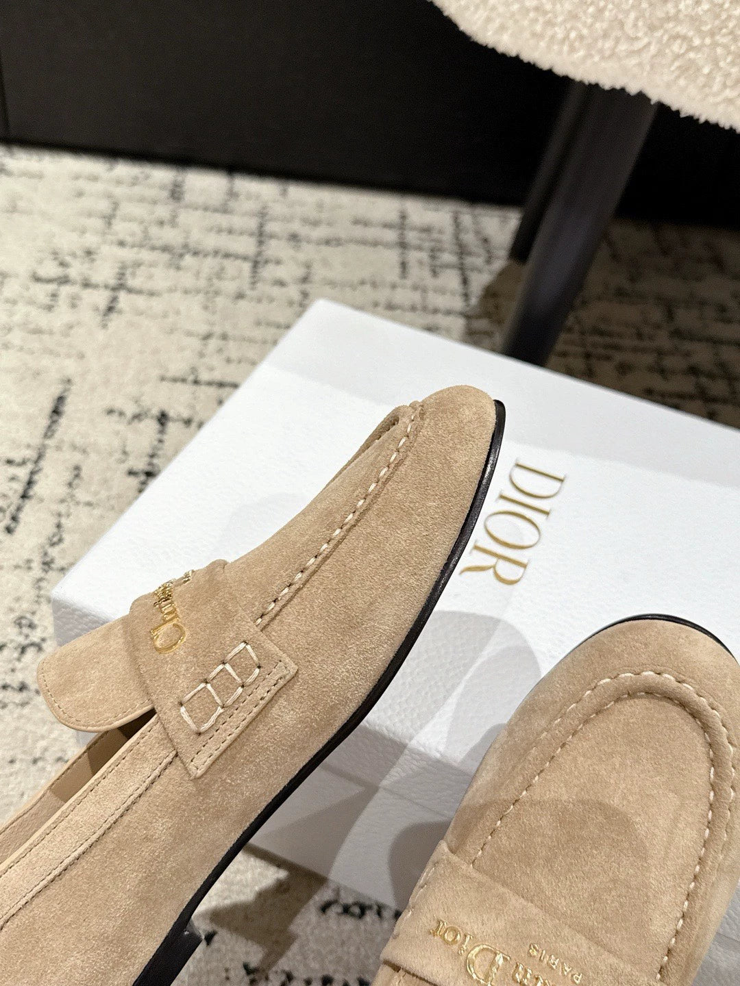 Metal letter buckle loafers