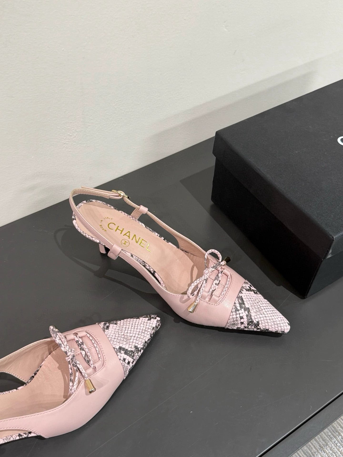 Serpentine pointed cat heel high heels
