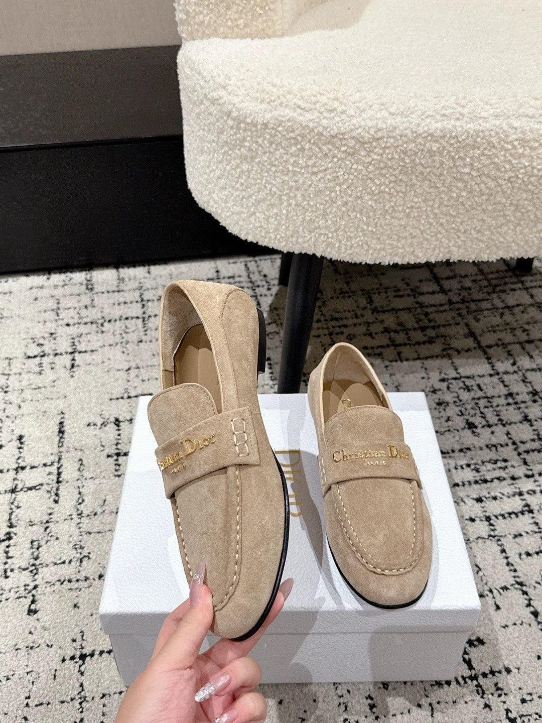 Metal letter buckle loafers