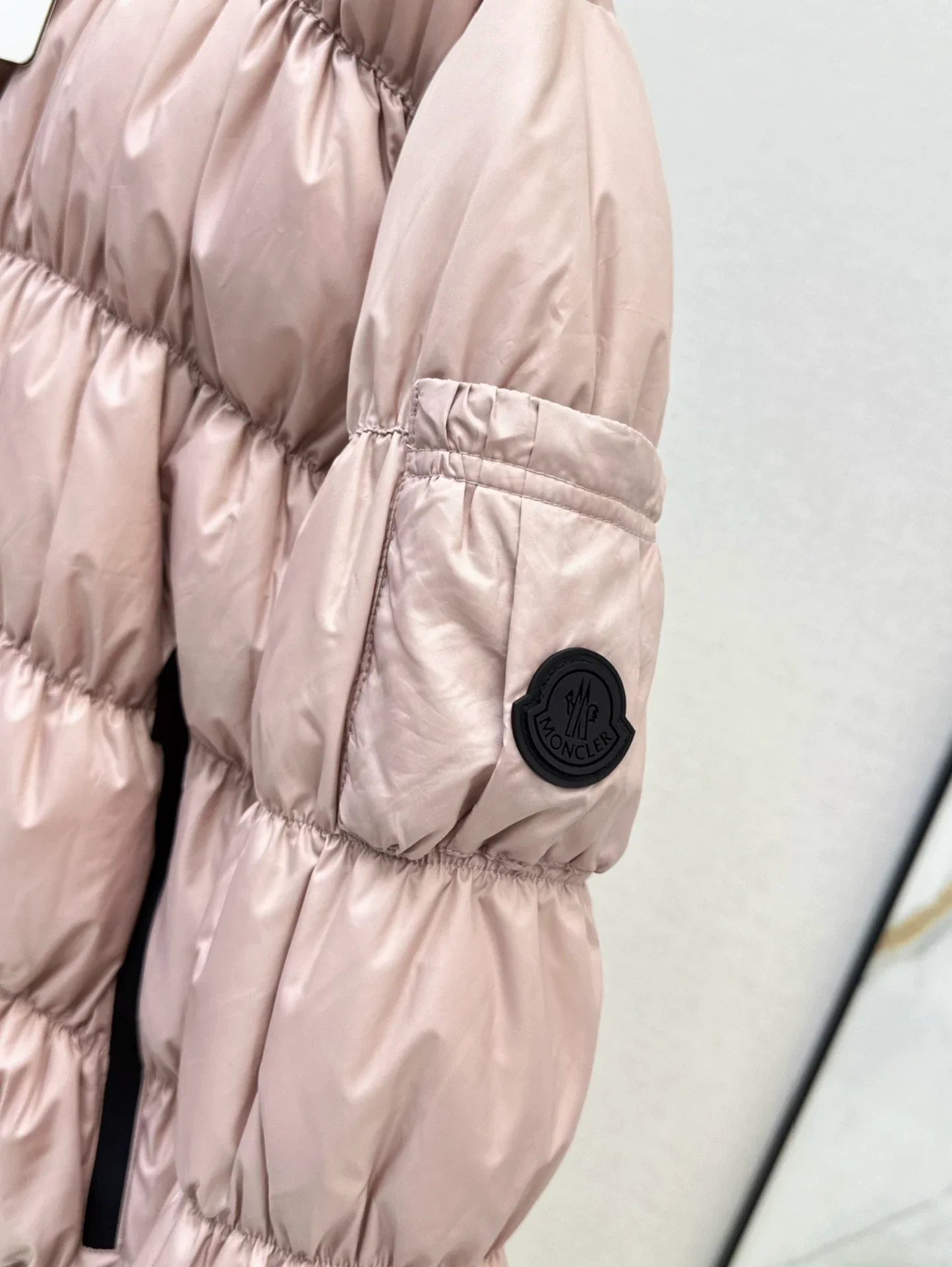 25 Pleated decorative hooded down jacket