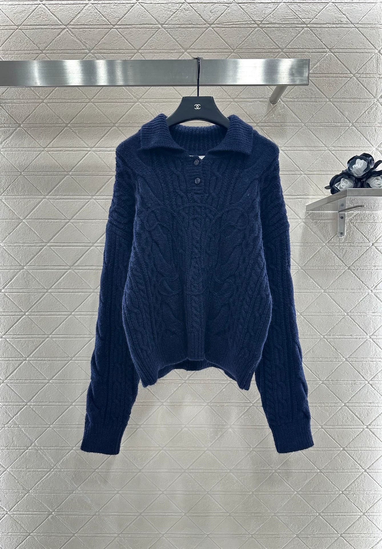 25 Crochet lapel knitted top