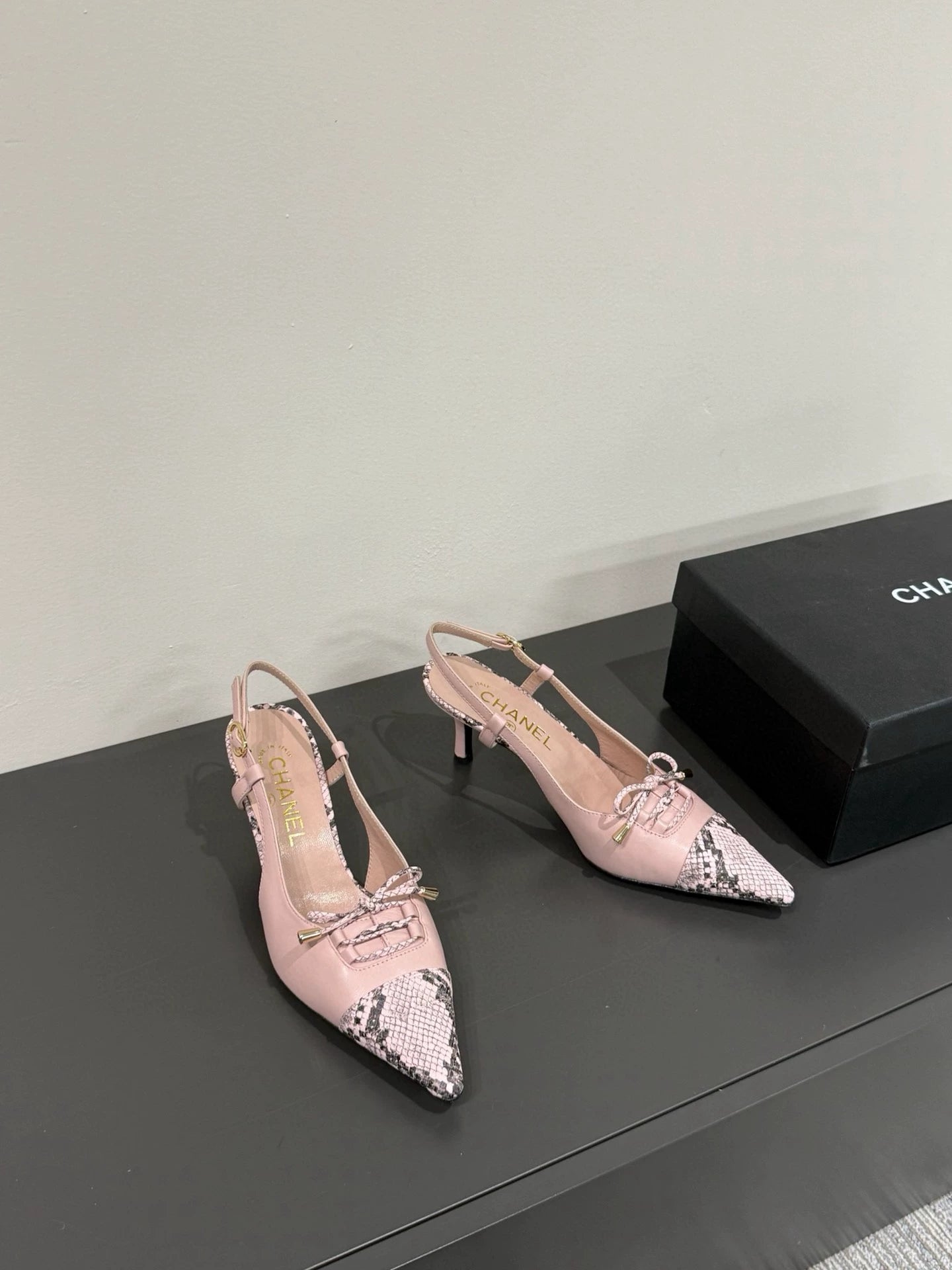 Serpentine pointed cat heel high heels