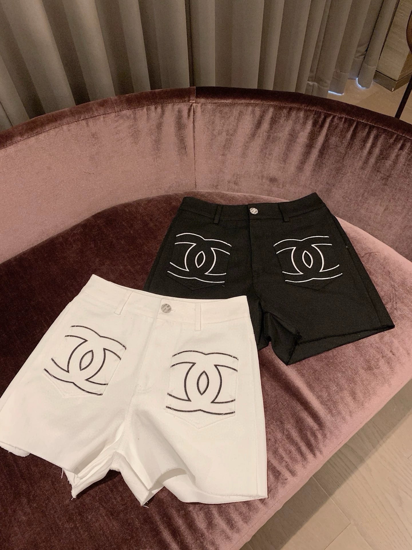 25 Summer new contrast color positioning embroidery pocket denim shorts