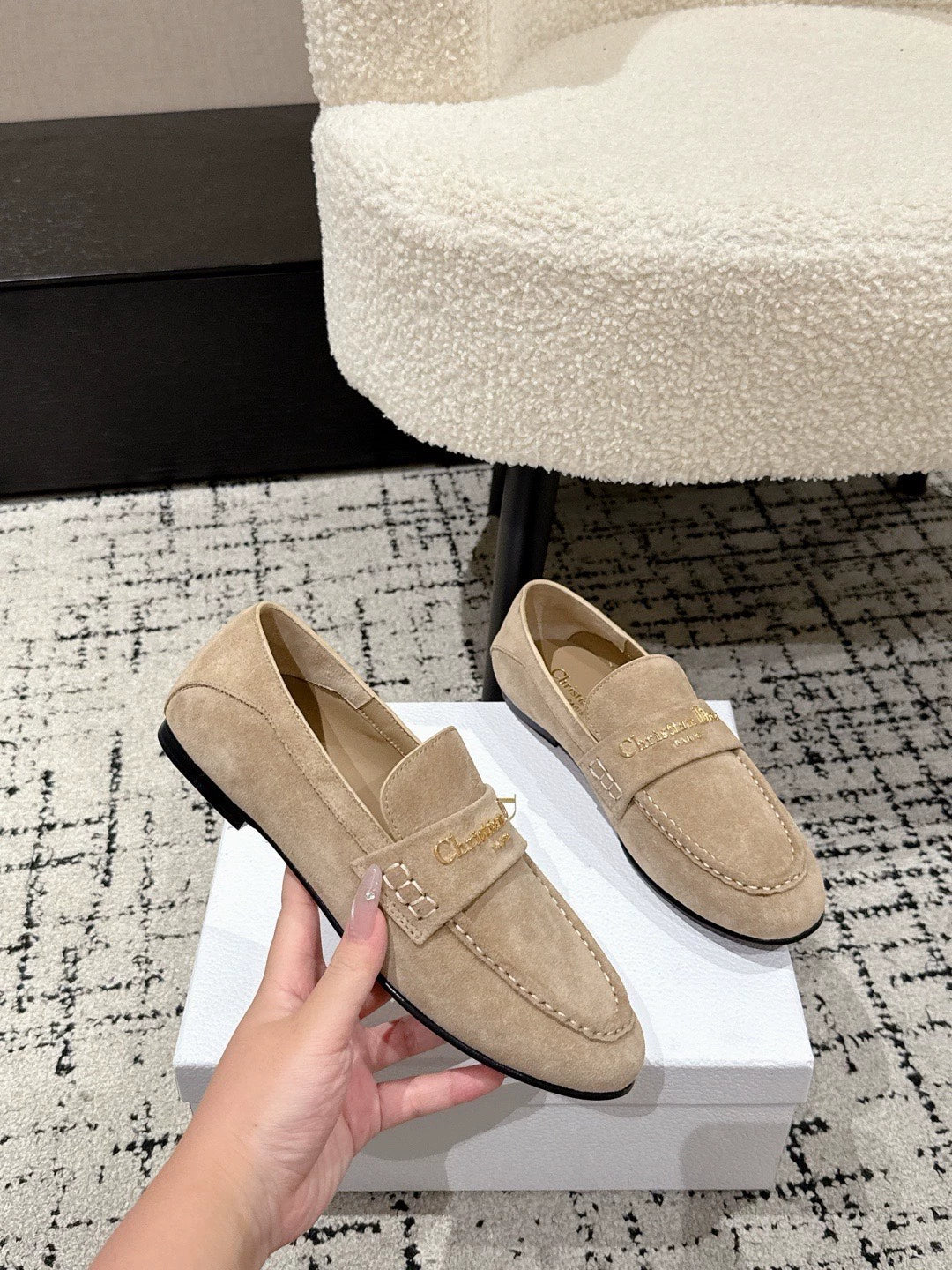 Metal letter buckle loafers
