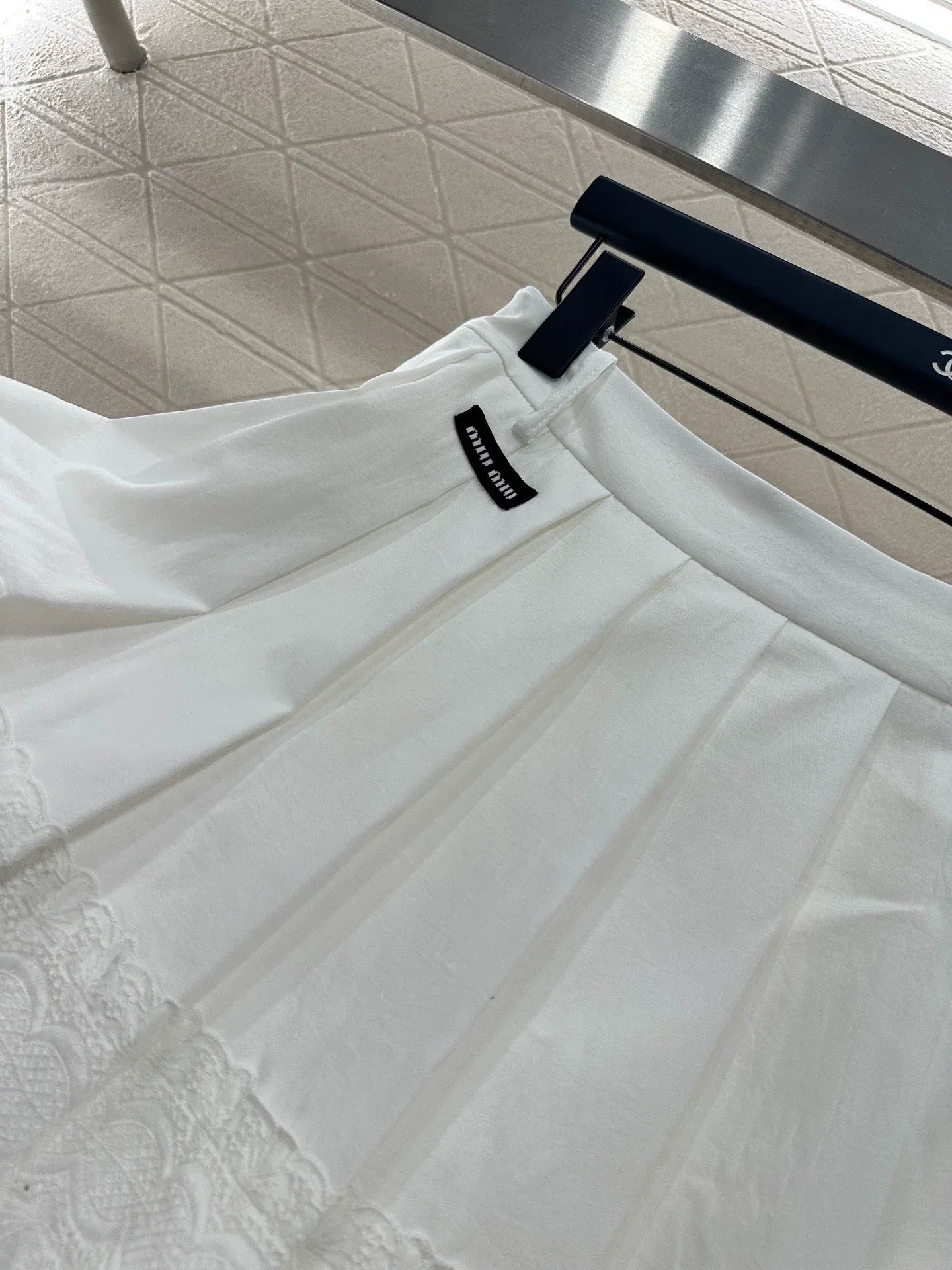 M 25 High-waisted lace pleated skirt
