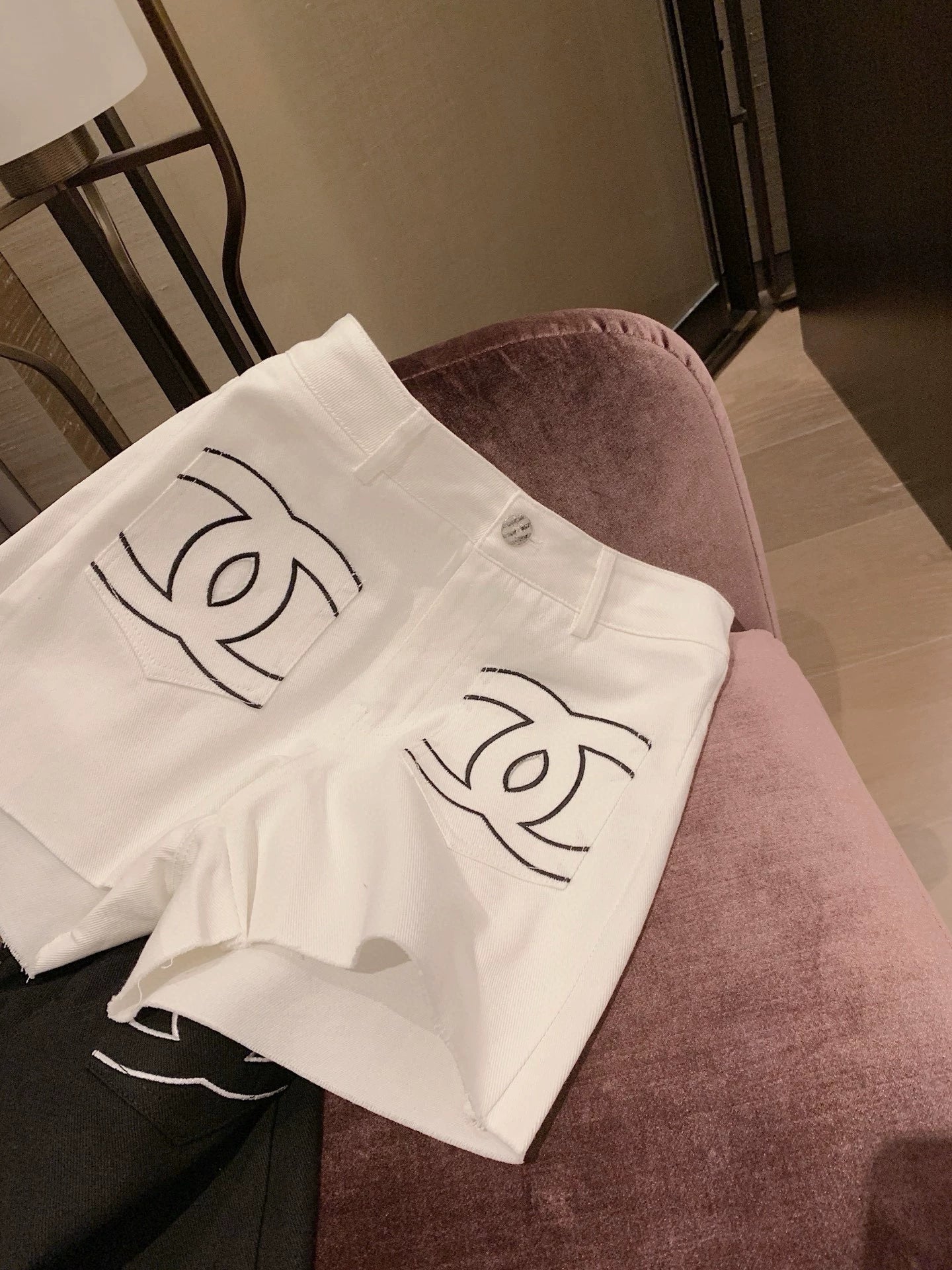 25 Summer new contrast color positioning embroidery pocket denim shorts