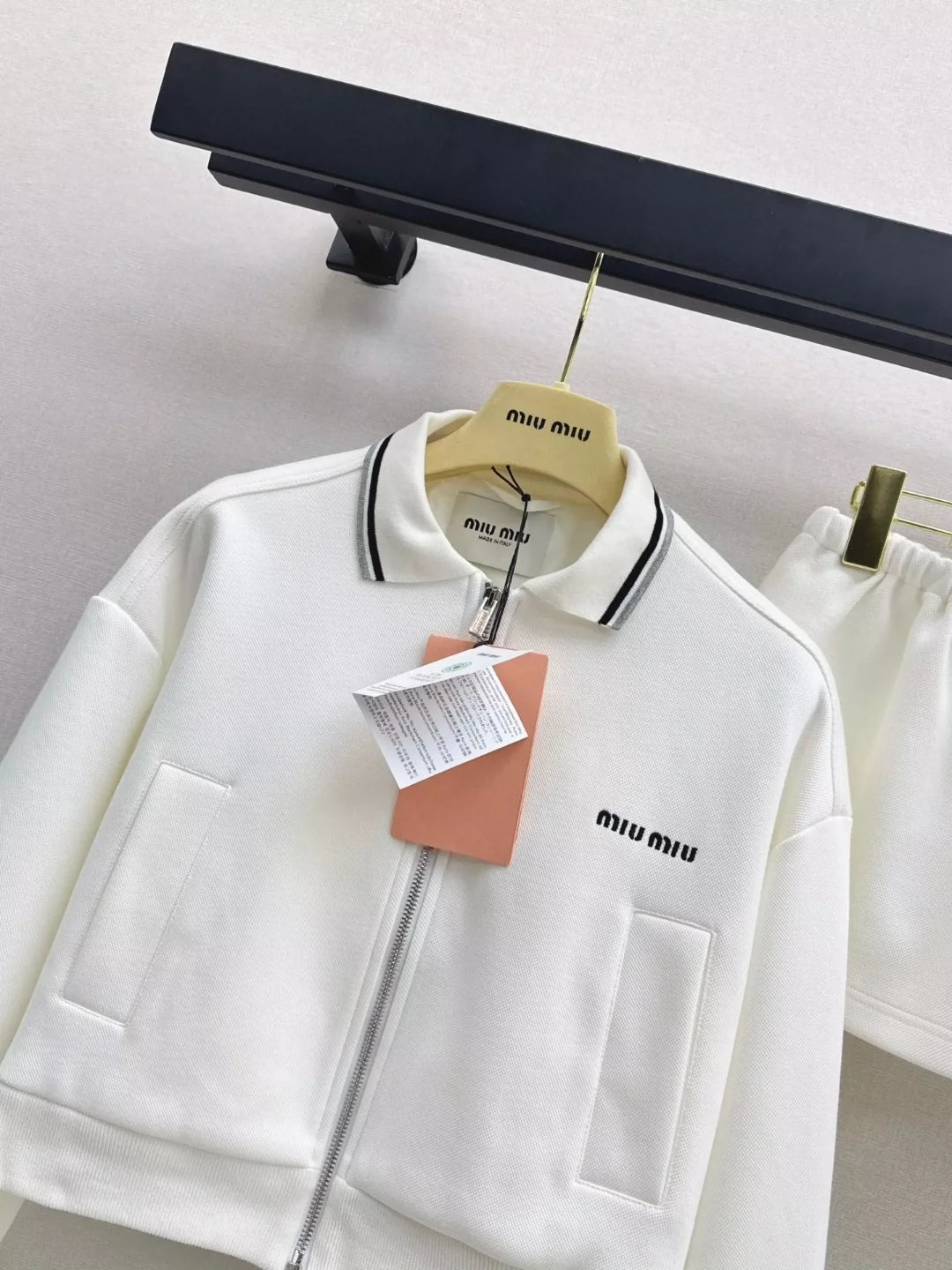 25 zipper jacket and skirt suit