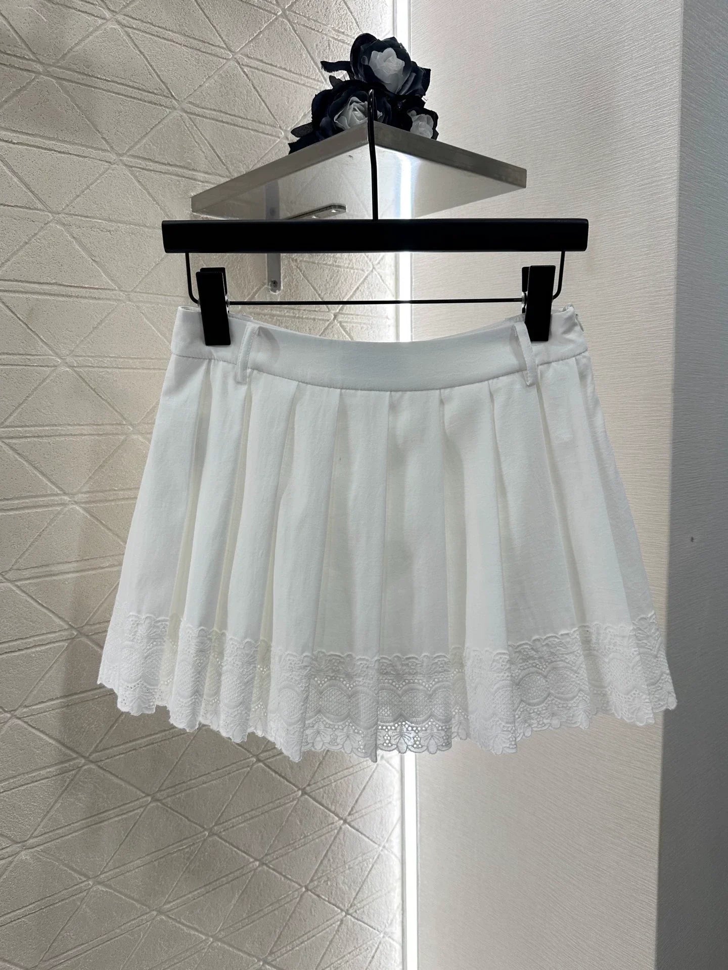 M 25 High-waisted lace pleated skirt
