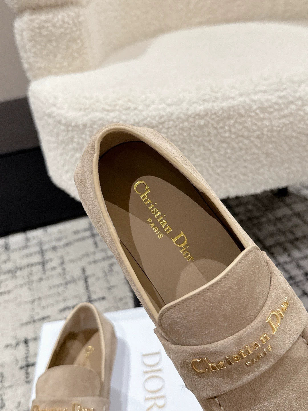 Metal letter buckle loafers