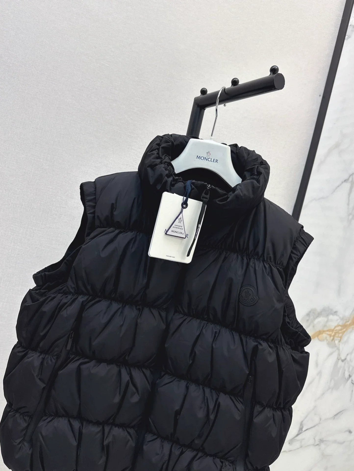 25 Collar decoration down vest