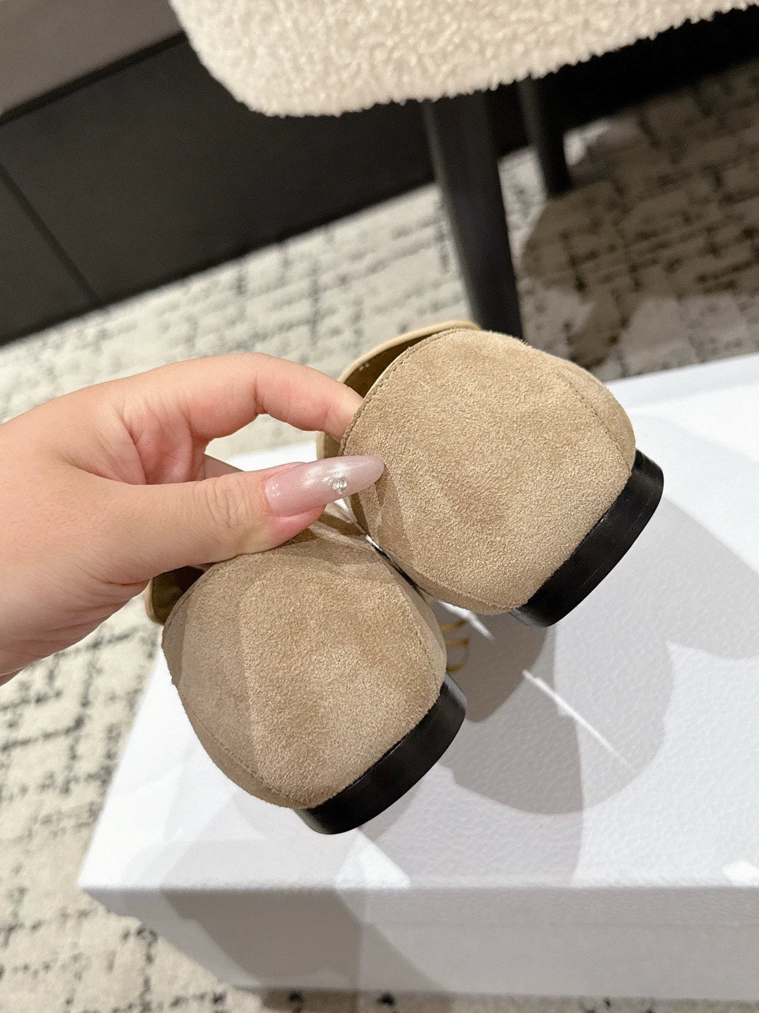 Metal letter buckle loafers