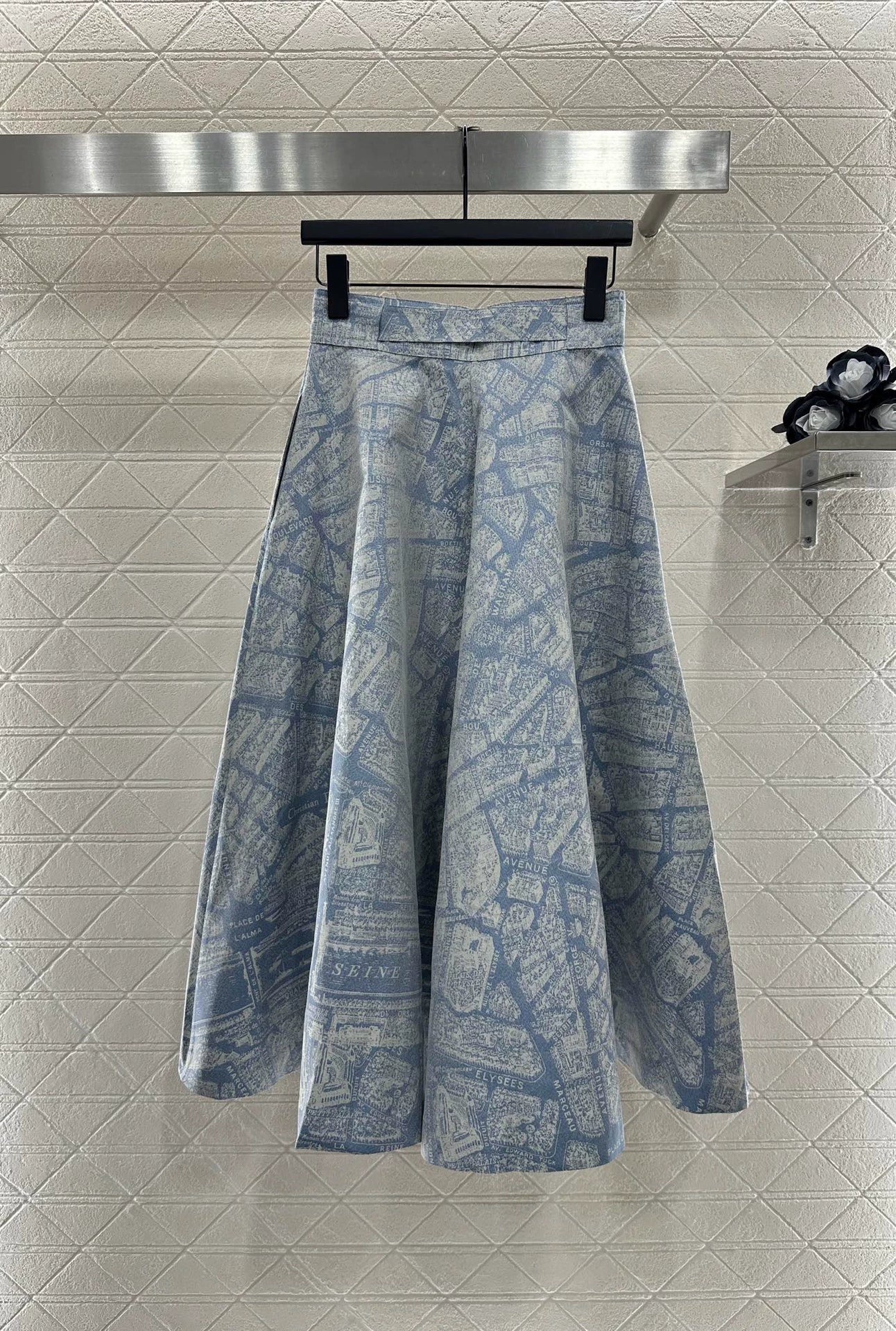 D 25 Jacquard belt and flared skirt