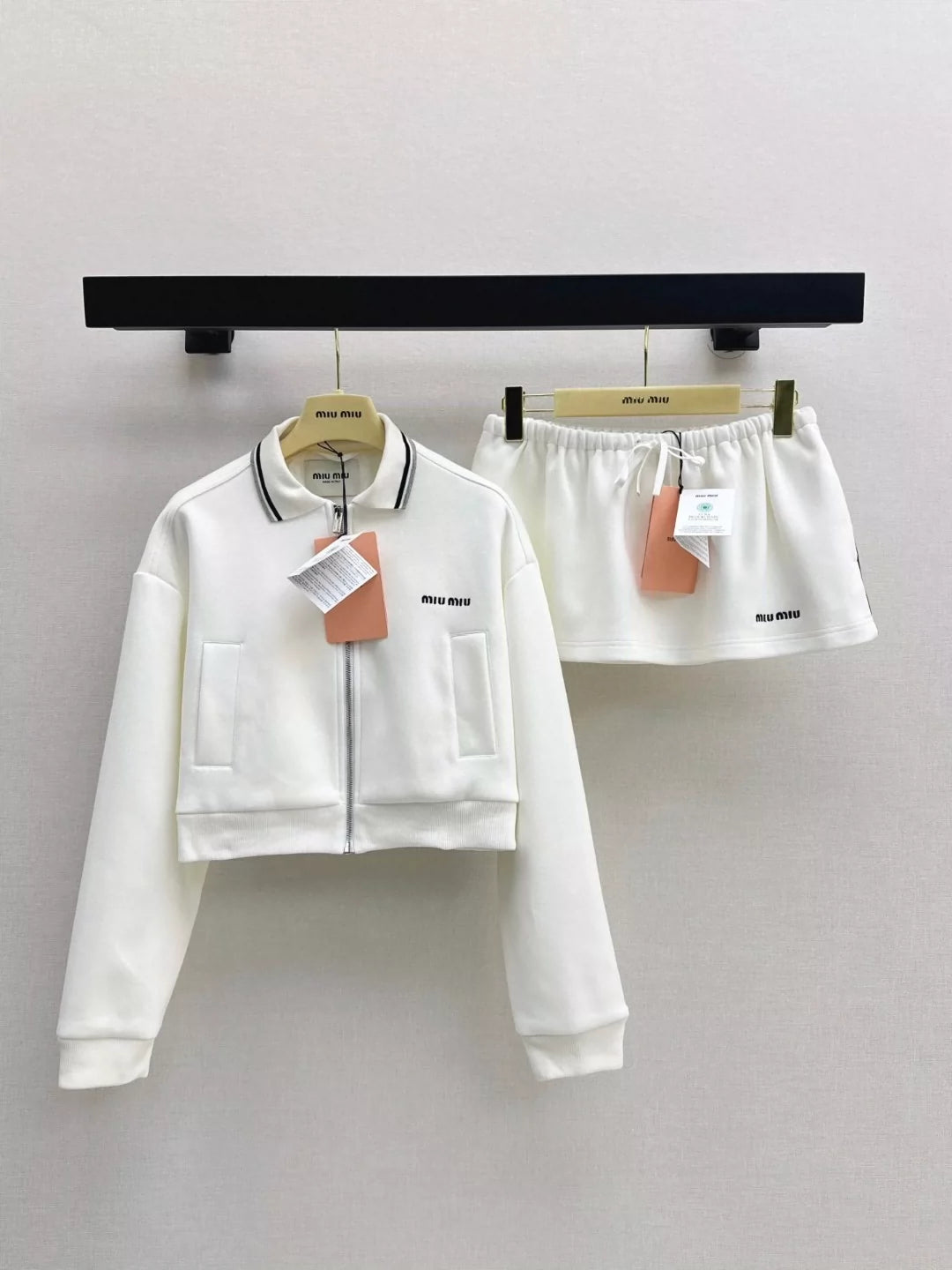 25 zipper jacket and skirt suit