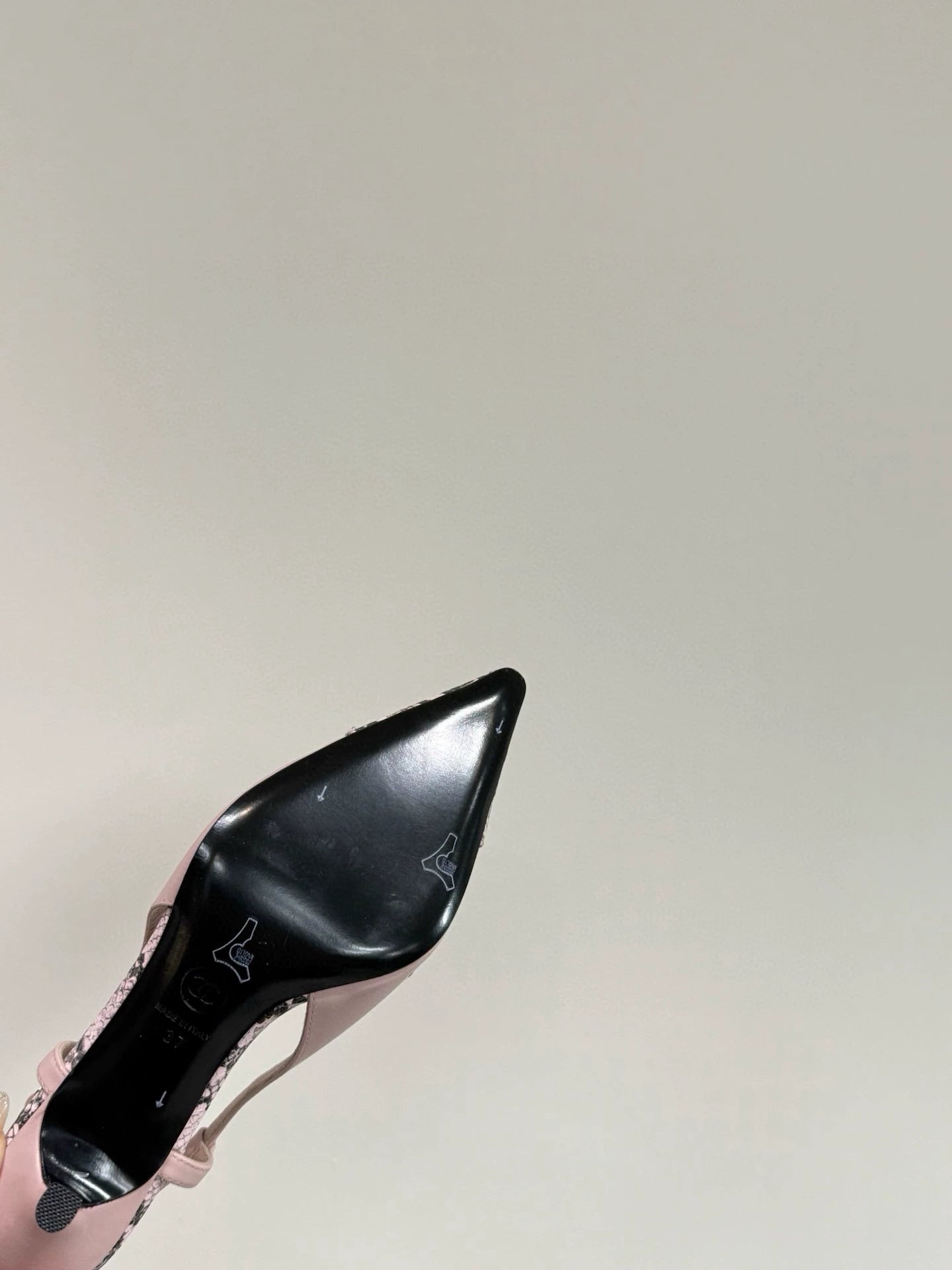 Serpentine pointed cat heel high heels